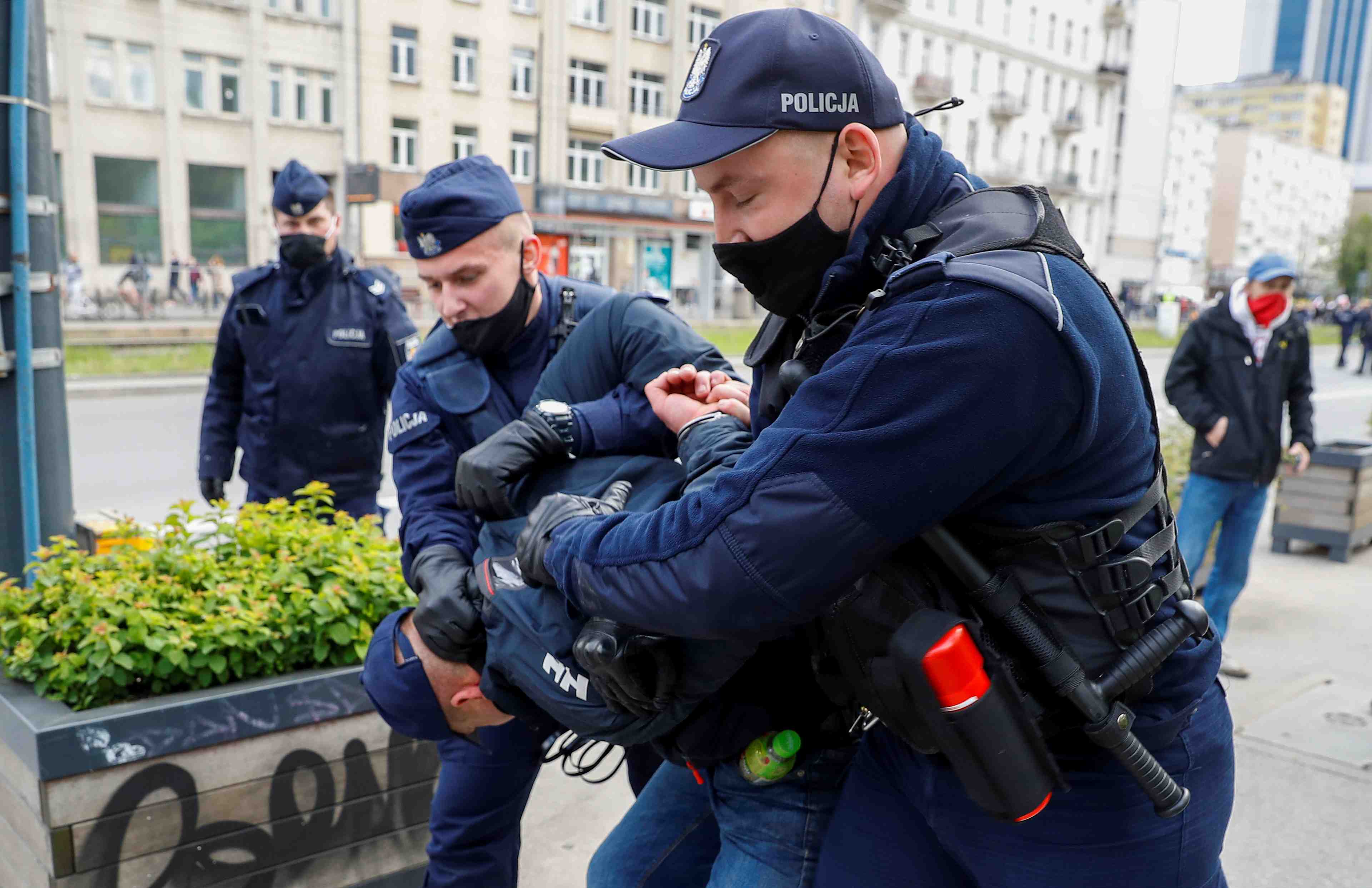 Pologne: gaz lacrymogenes contre des manifestants anticonfinement