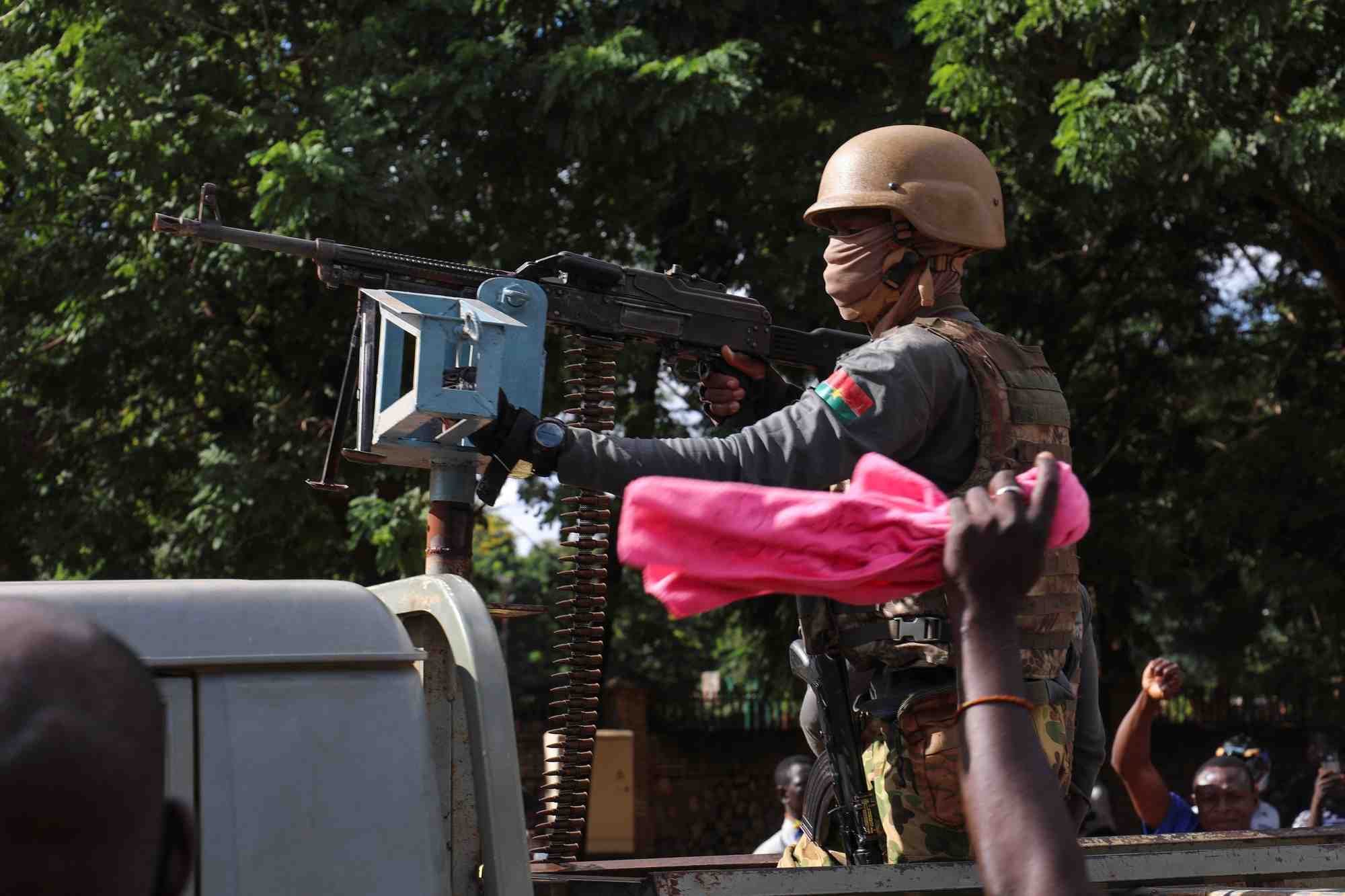 Photo d'archives : les soldats de la nouvelle junte montent la garde dans un vehicule blinde a ouagadougou