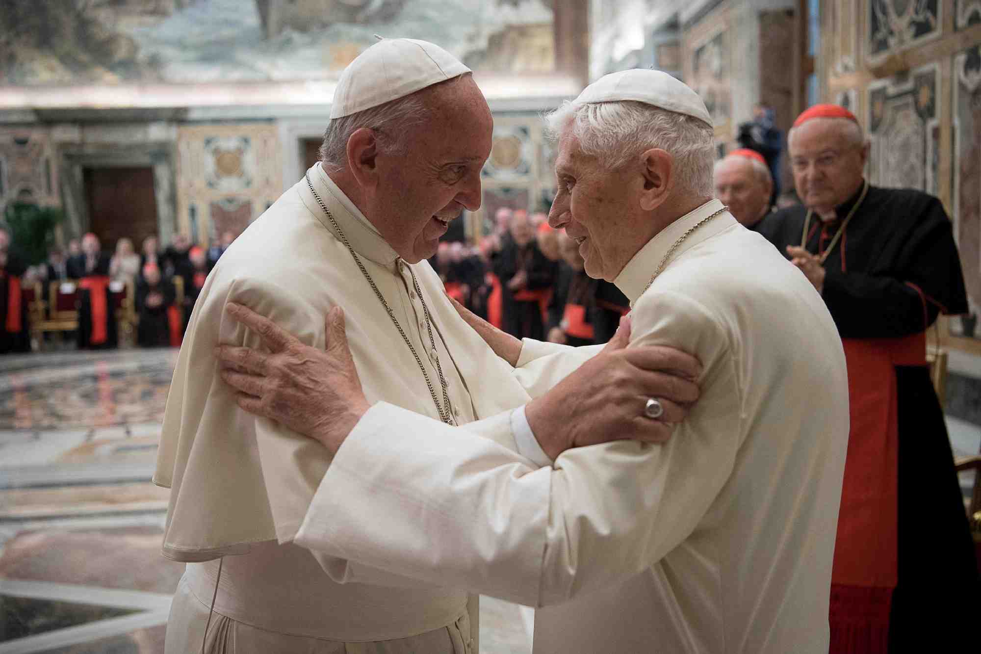 Photo d'archives de l'ancien pape benoit et du pape francois lors d'une ceremonie au vatican