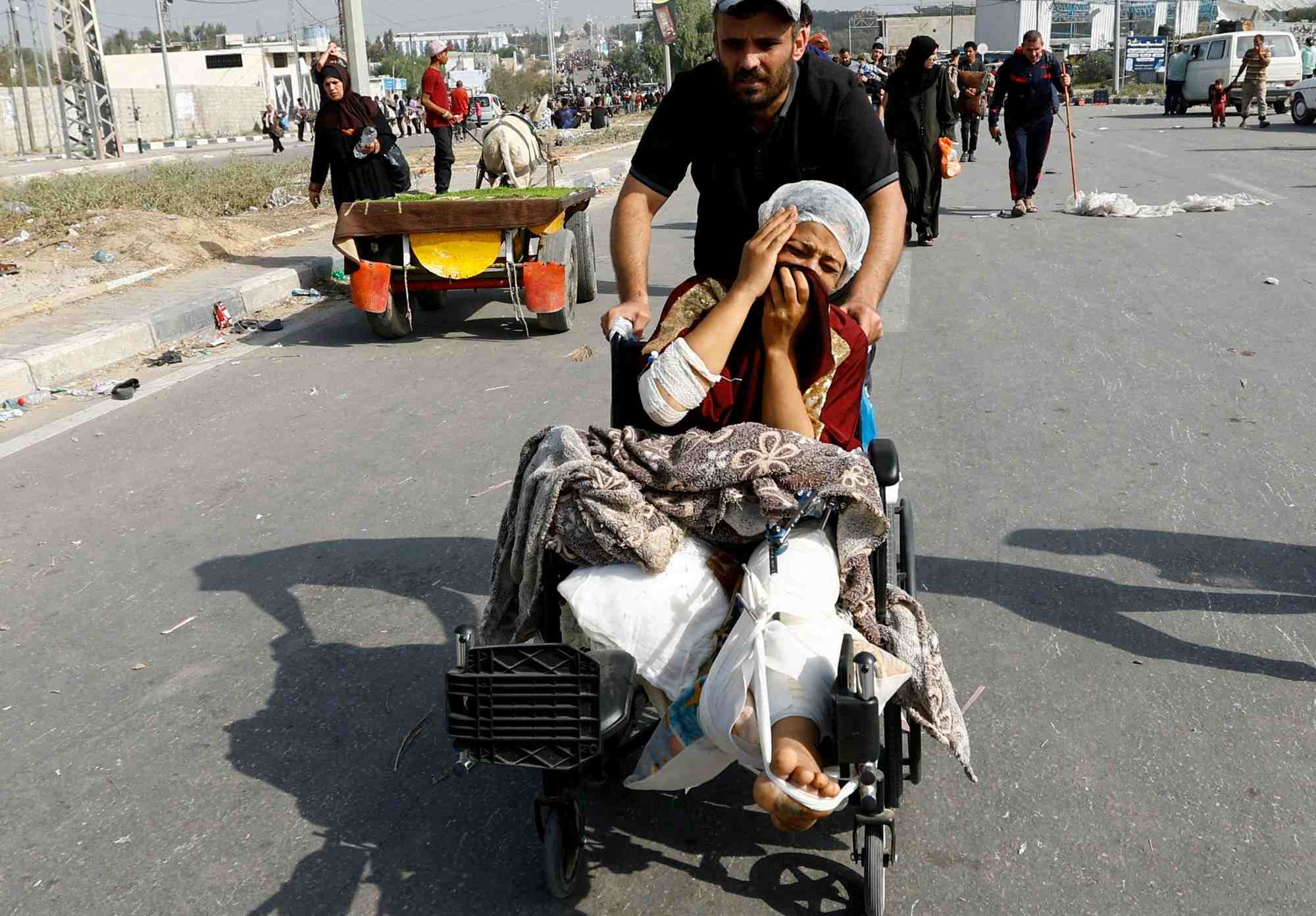 Des palestiniens fuyant le nord de la bande de gaza se deplacent vers le sud, dans le centre de la bande de gaza