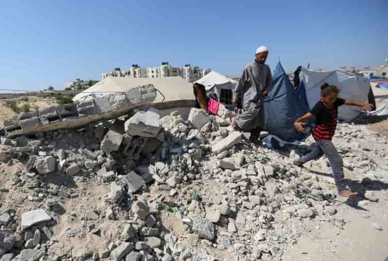 Des palestiniens deplaces s'abritent dans un cimetiere, a khan younis