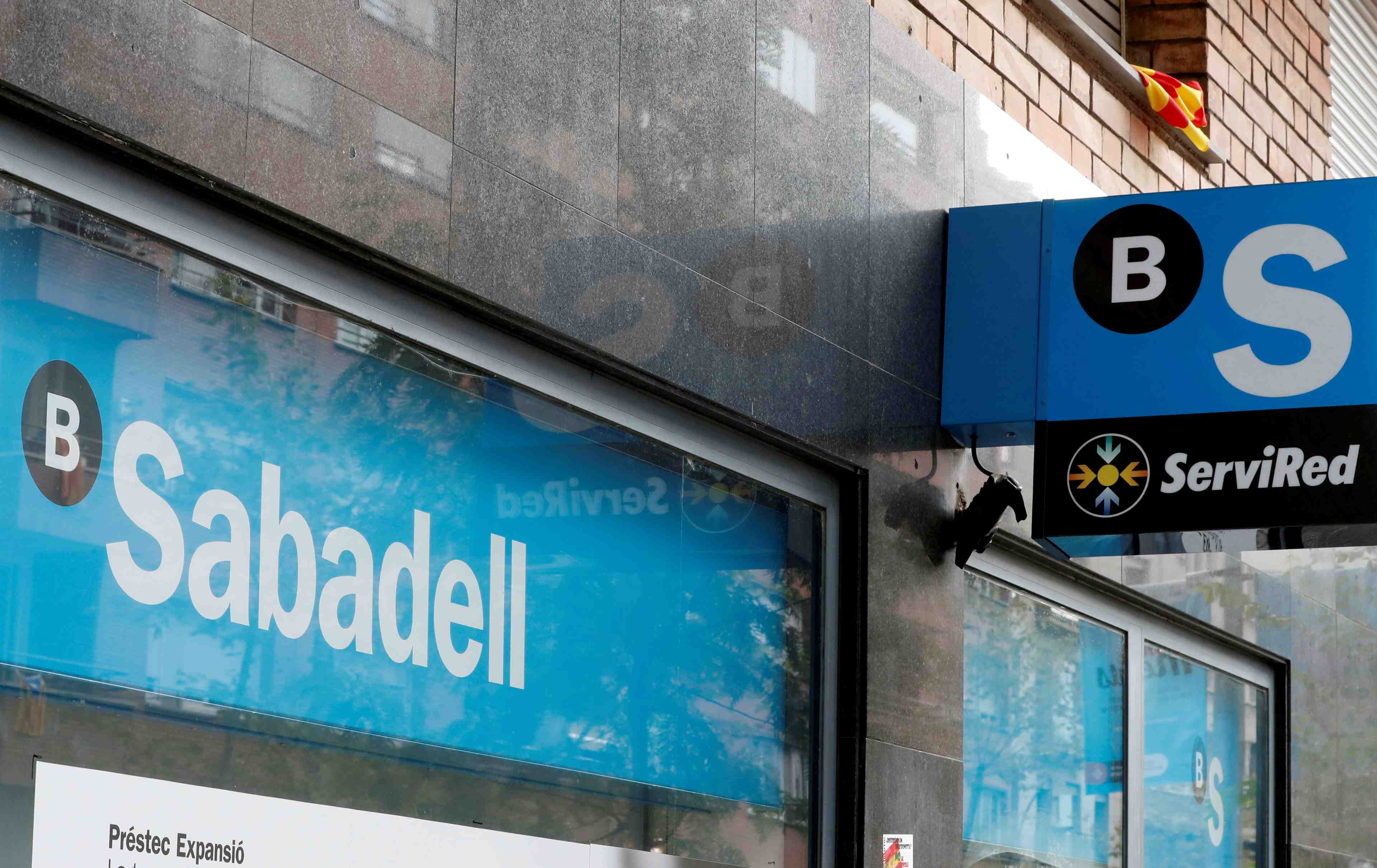 La banque espagnole sabadell prevoit de supprimer 1.900 postes