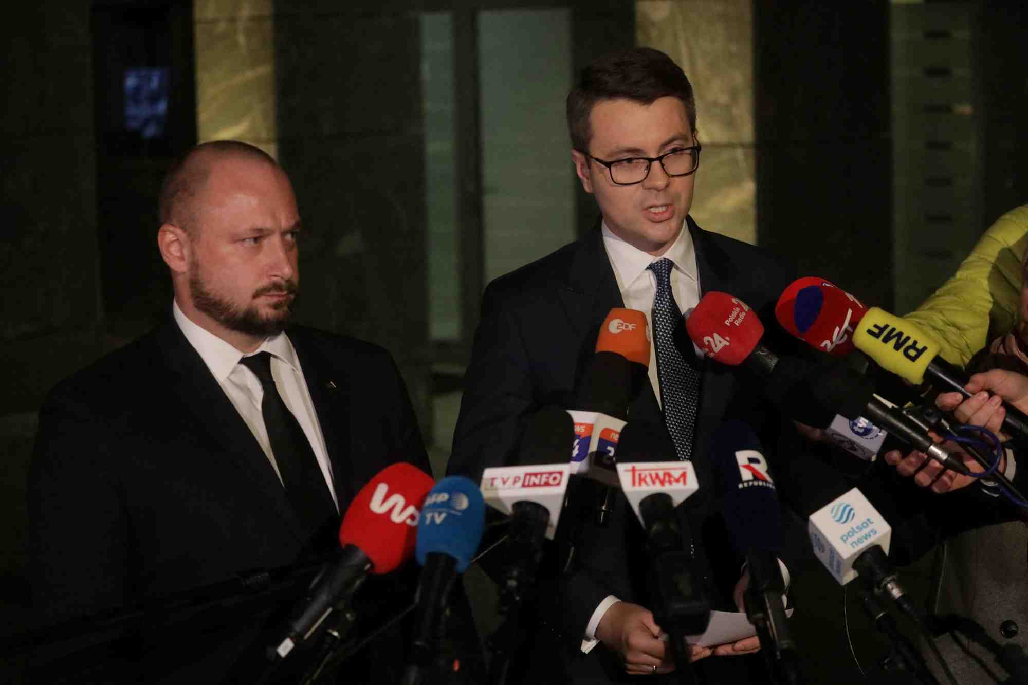 Photo du porte-parole du gouvernement polonais piotr muller qui s'adresse aux medias apres une reunion du comite de securite en rapport avec l'attaque au missile sur le territoire de la pologne, a varsovie