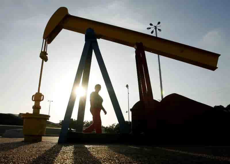 Le marche petrolier devrait etre durablement excedentaire, selon l'aie