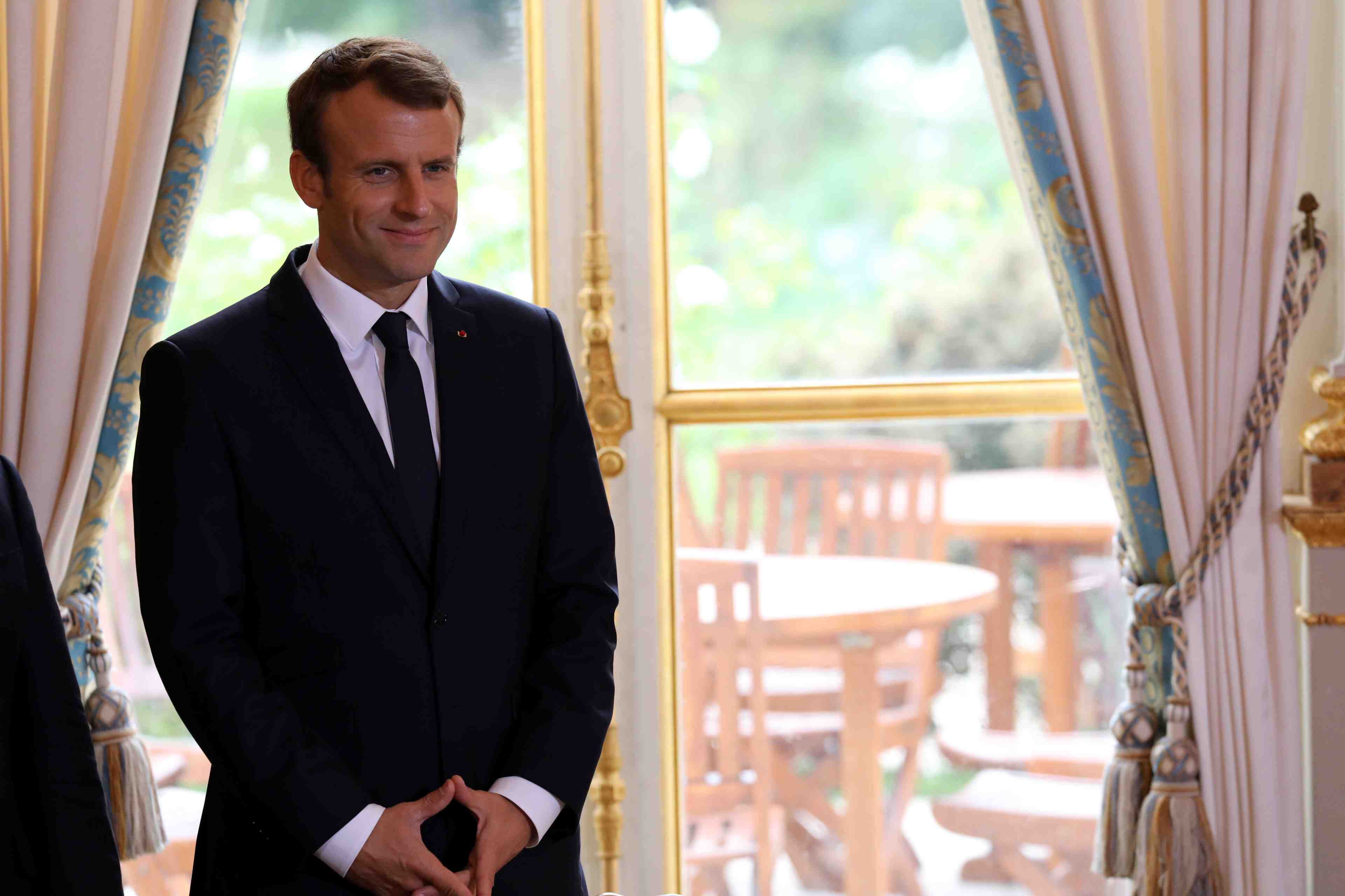 Macron assume le fond, regrette le mot "bordel"