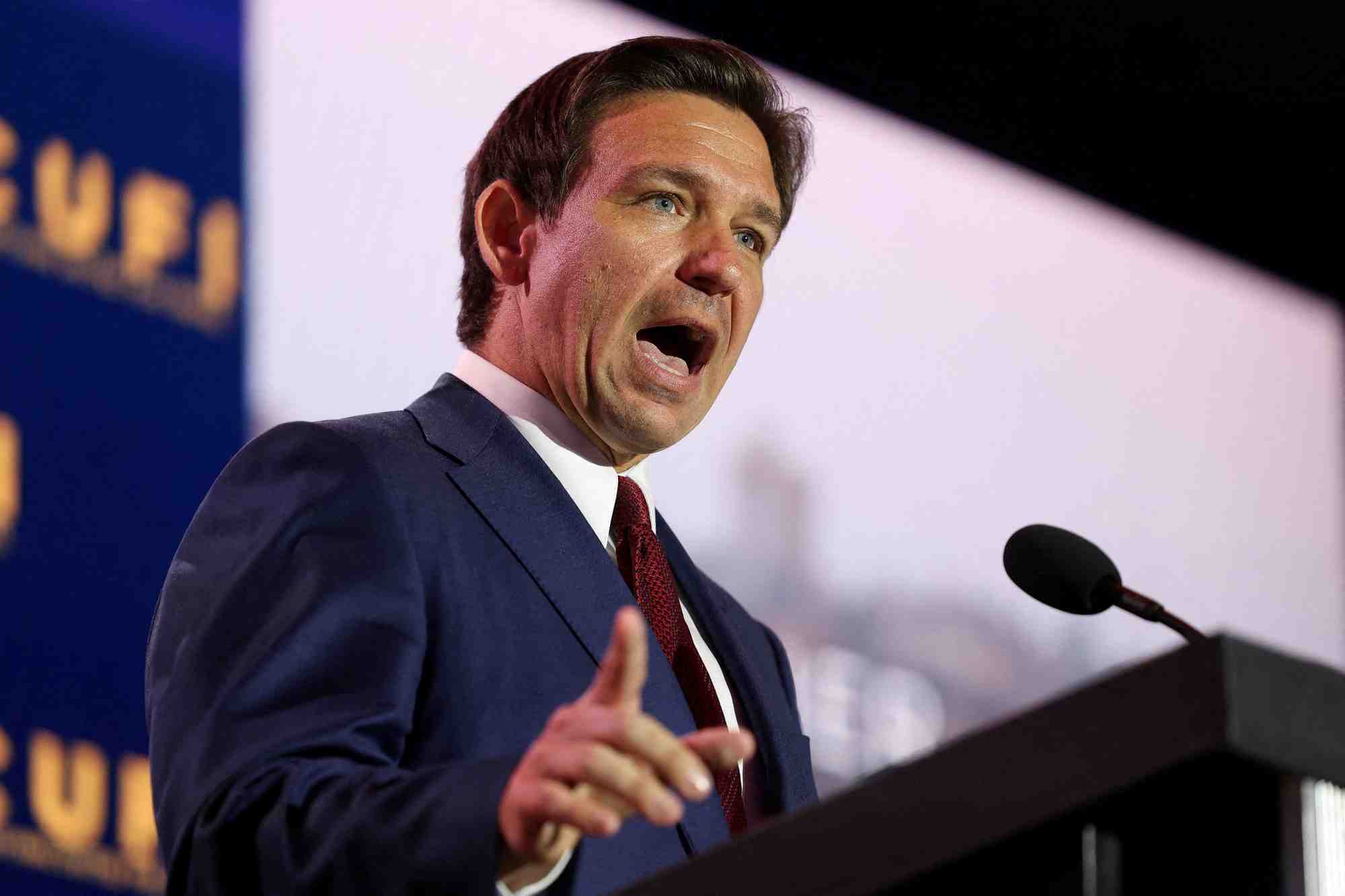 Le candidat republicain a la presidence, ron desantis, lors du sommet annuel des chretiens unis pour israel a arlington, en virginie