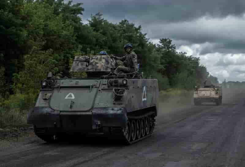 Des militaires ukrainiens a bord de vehicules blindes de transport de troupes, dans la region de soumy
