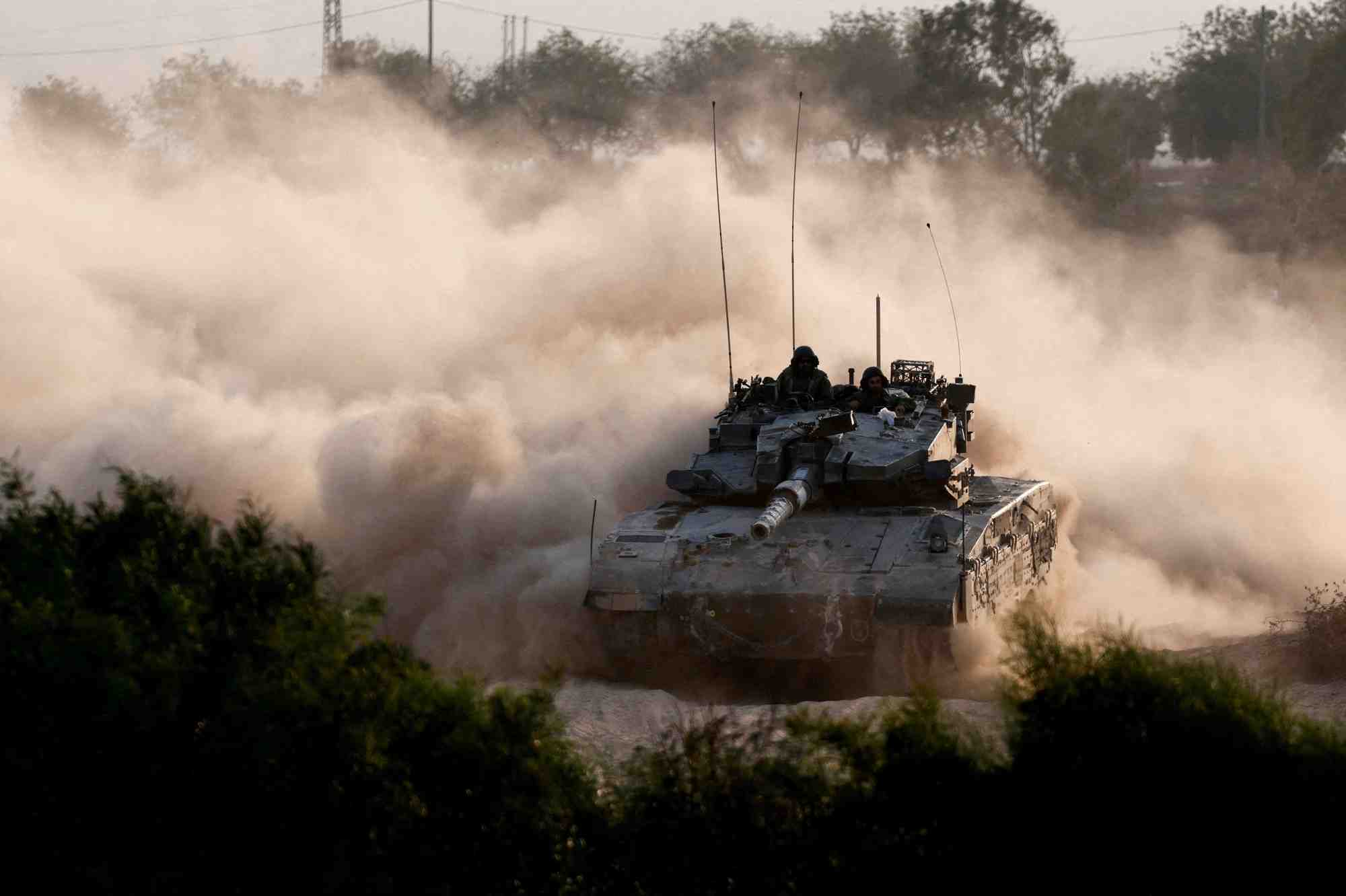 Un char israelien manoeuvre pres de la frontiere entre israel et gaza