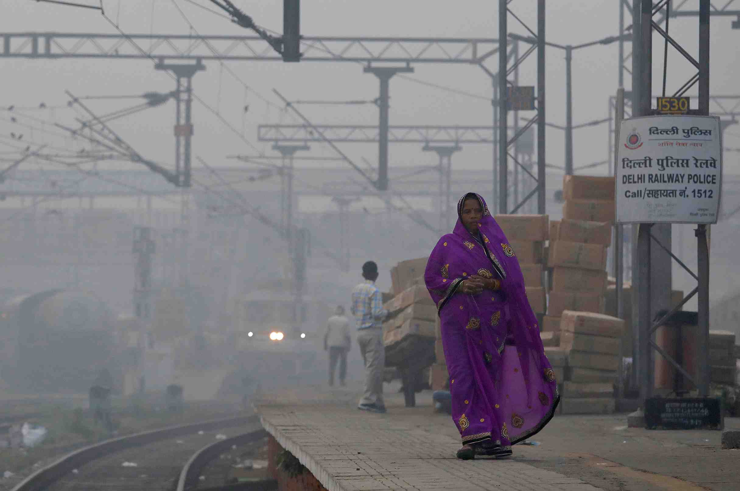 De l'eau pulverisee sur new delhi pour lutter contre la pollution