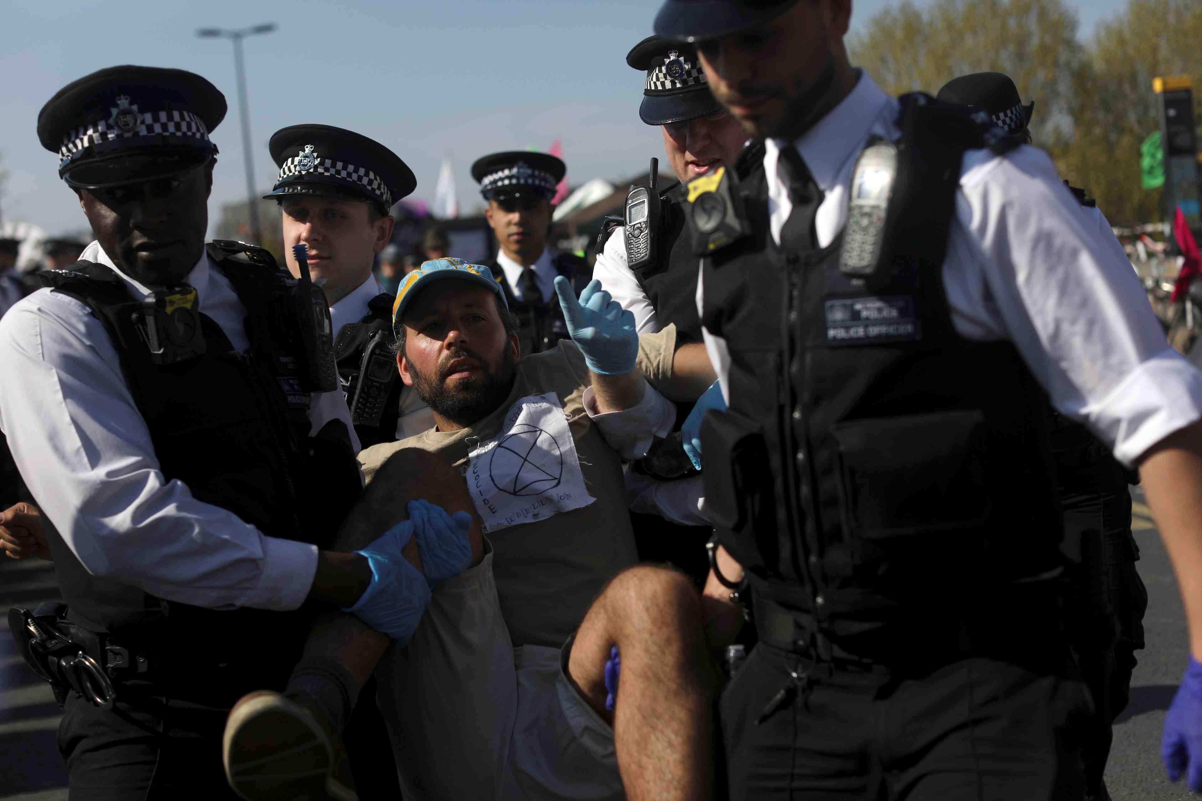 Plus de 750 militants ecologistes arretes en six jours a londres