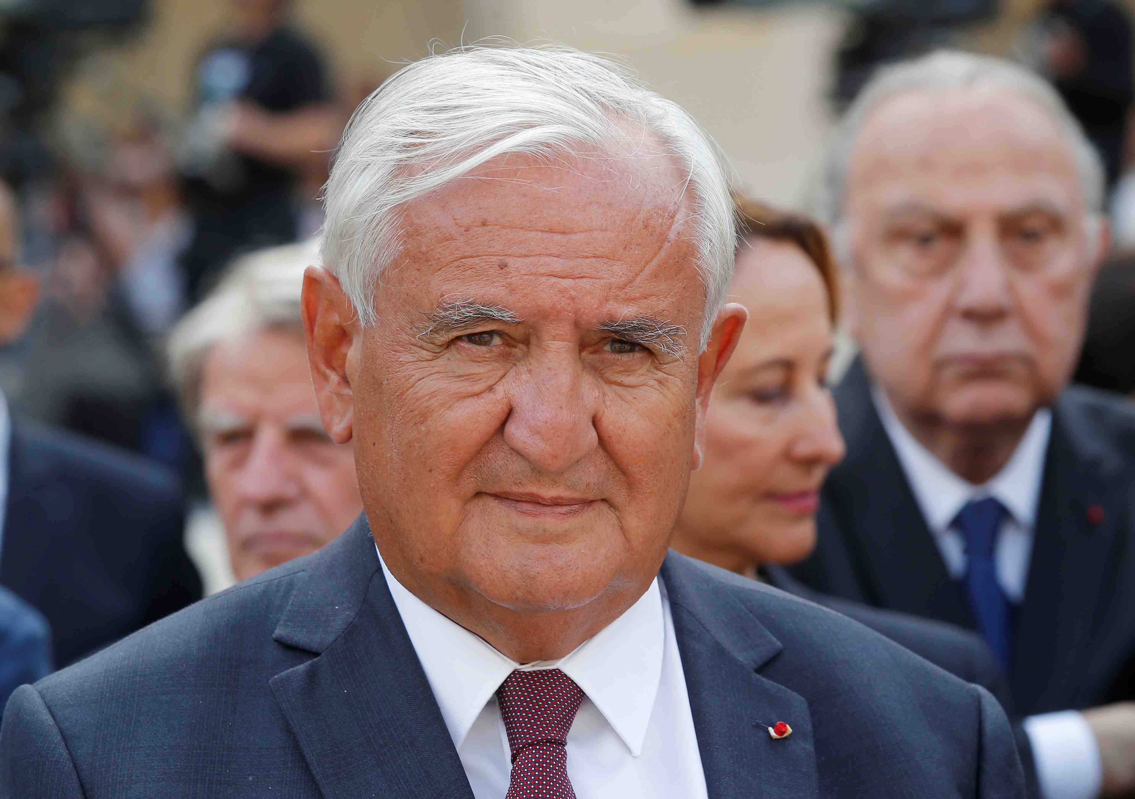 Jean-pierre raffarin apporte son soutien a emmanuel macron
