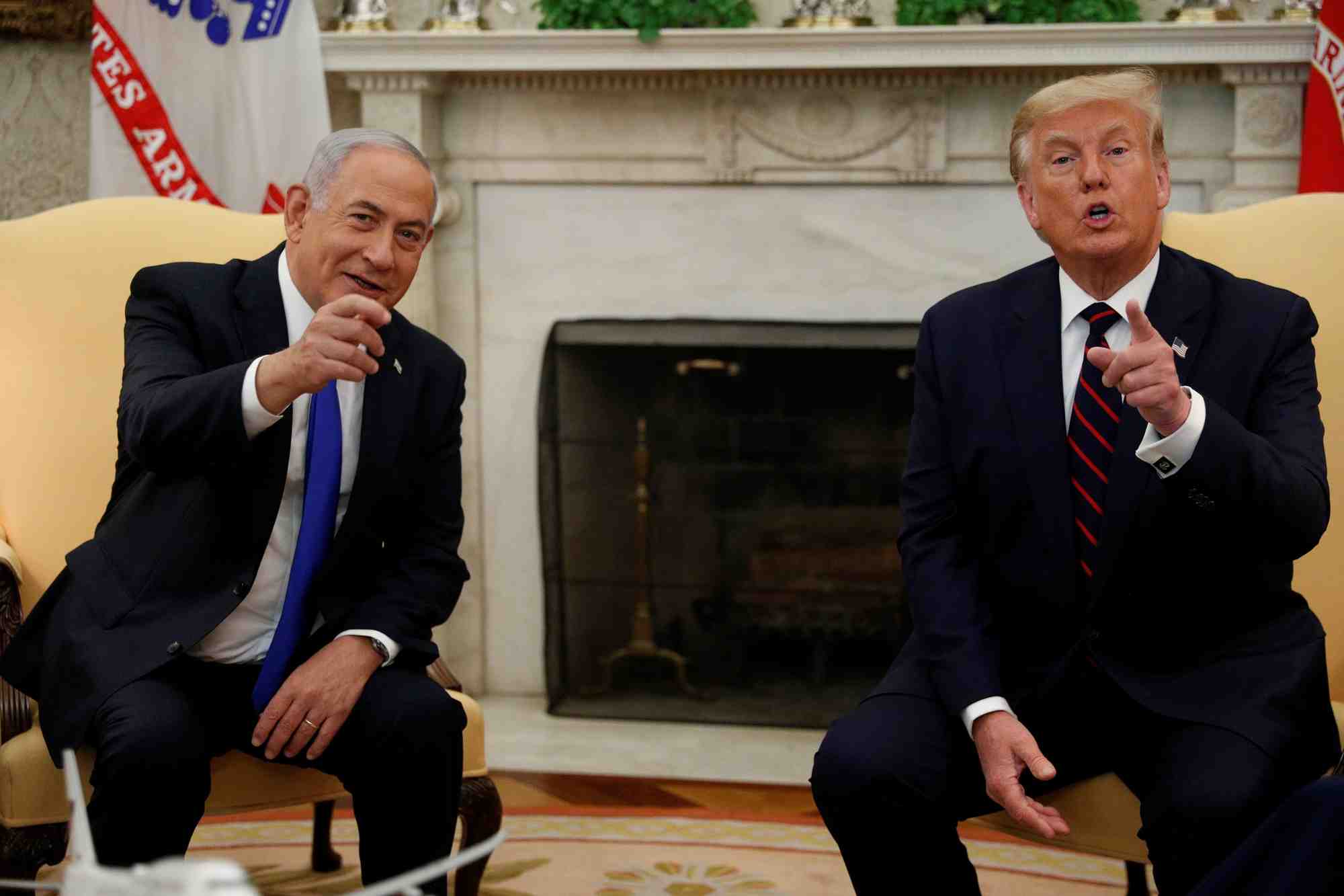 Le premier ministre israelien benjamin netanyahu avec l'ancien president americain donald trump dans le bureau ovale de la maison blanche a washington