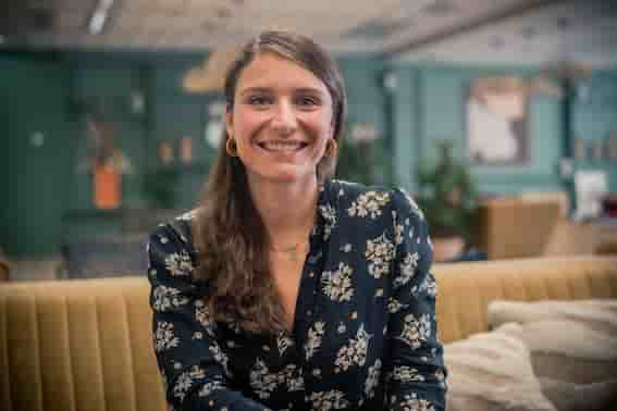 « 1 RH sur 2 ne parvient pas à se débarrasser de ses pensées négatives et anxieuses» alerte Julia Néel Biz