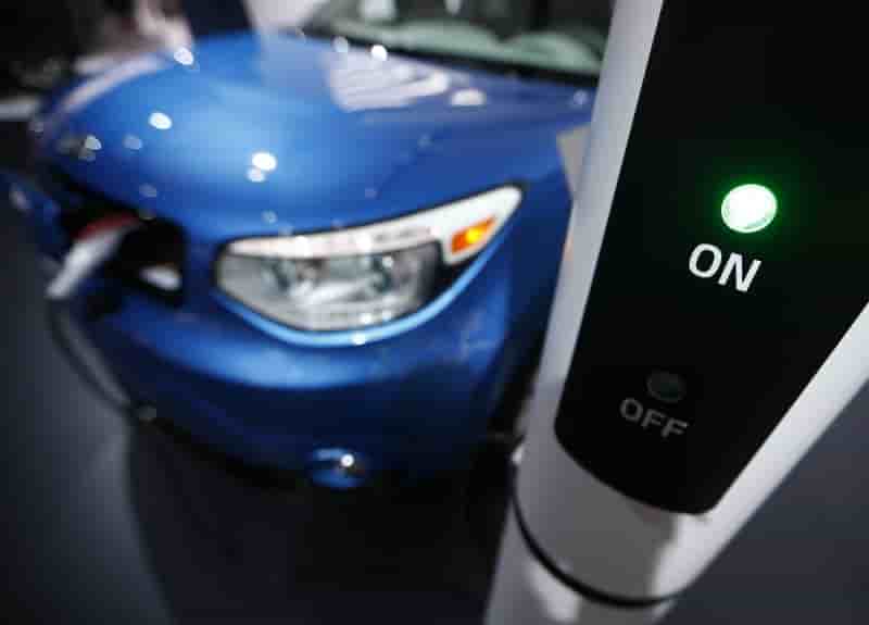 Berlin invite les constructeurs autos a miser sur l'electrique
