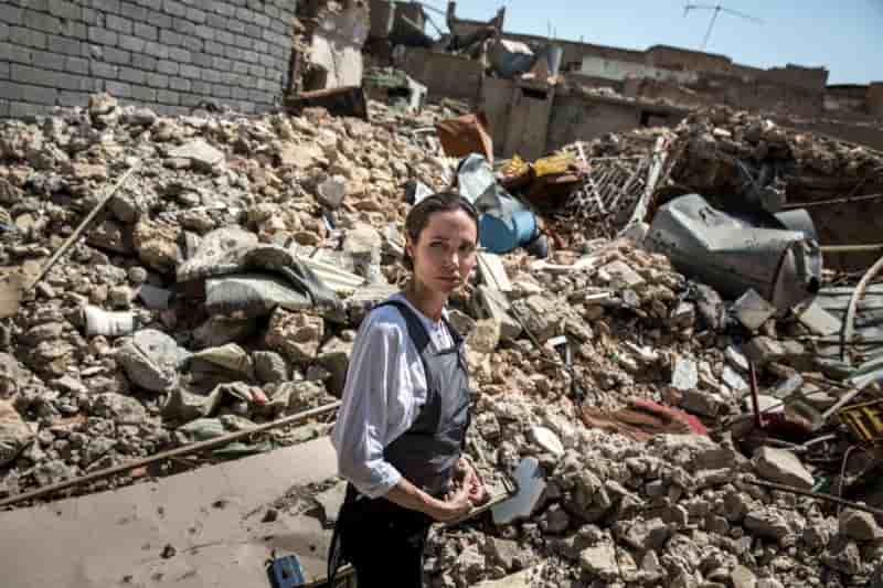 Angelina jolie, en visite a mossoul, appelle a la reconstruction
