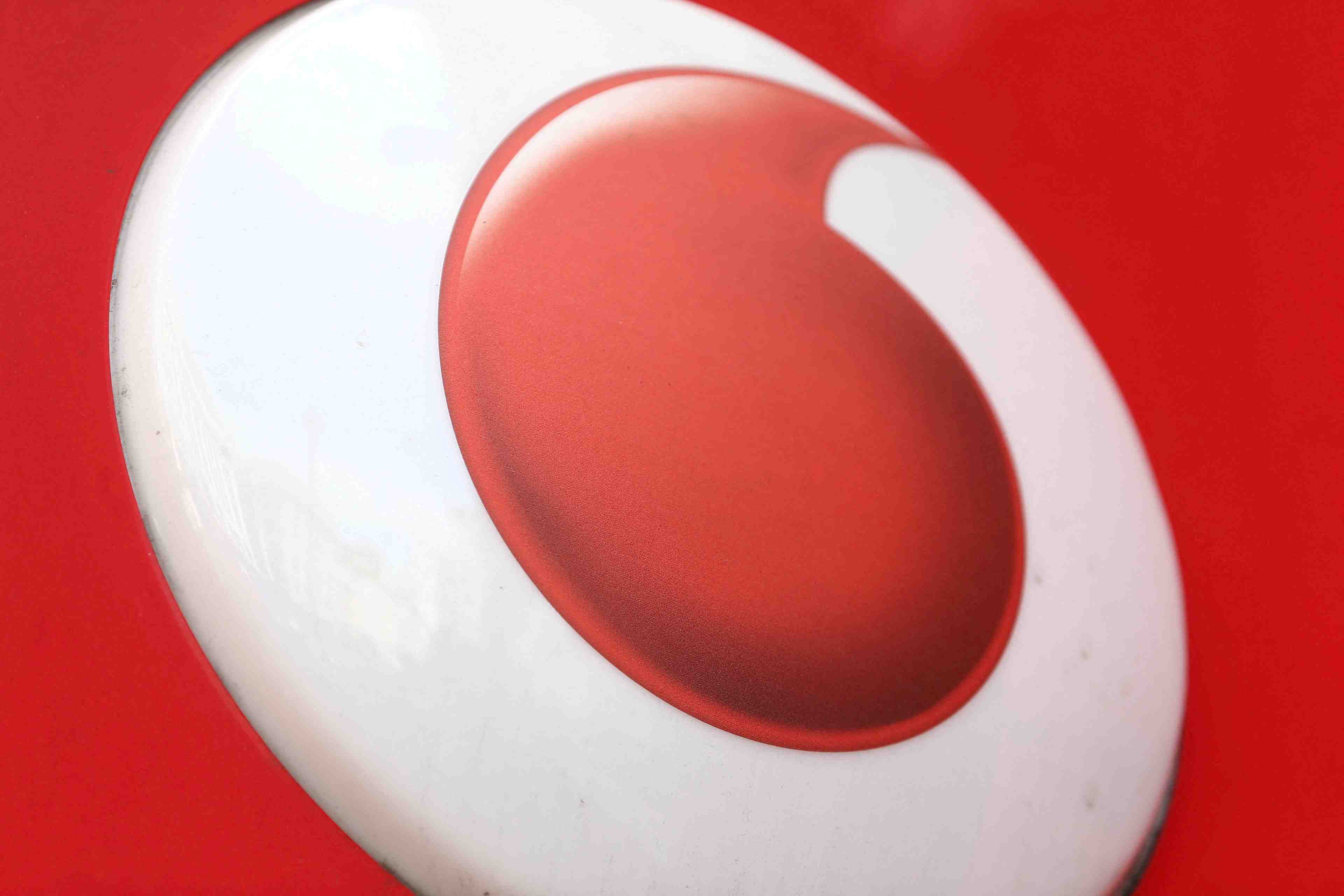 Vodafone dit avoir rejete une marque d'interet de la part d'iliad et apax pour ses activites en italie
