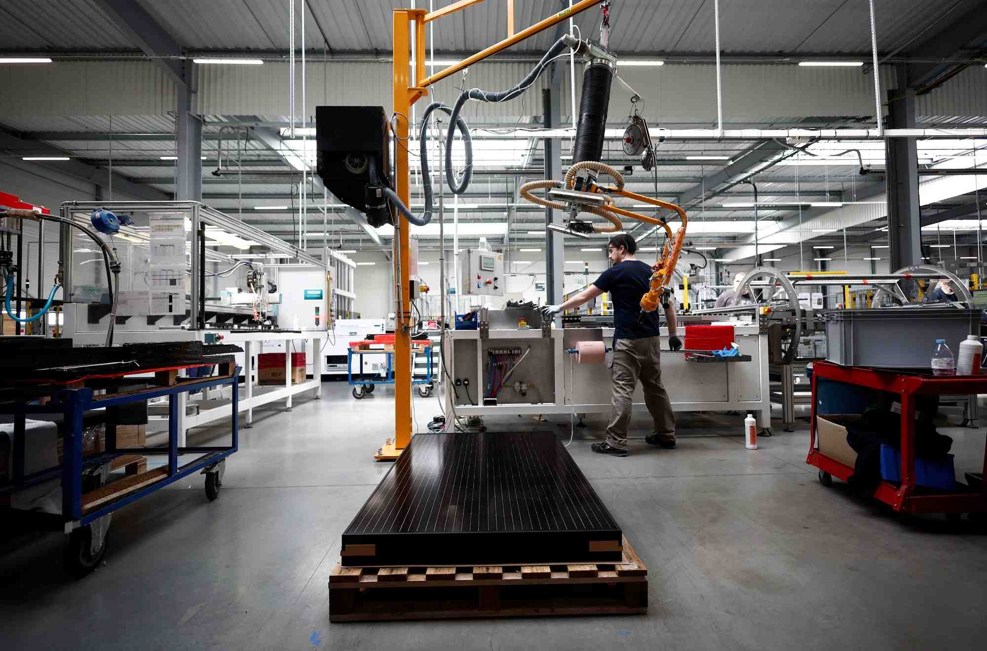 Ligne de production de panneaux solaires a l'usine systovi a carquefou pres de nantes