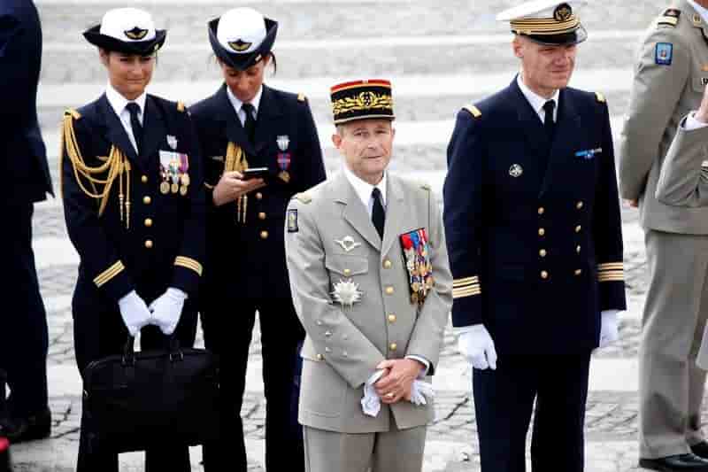 De villiers, le defenseur des militaires depose les armes