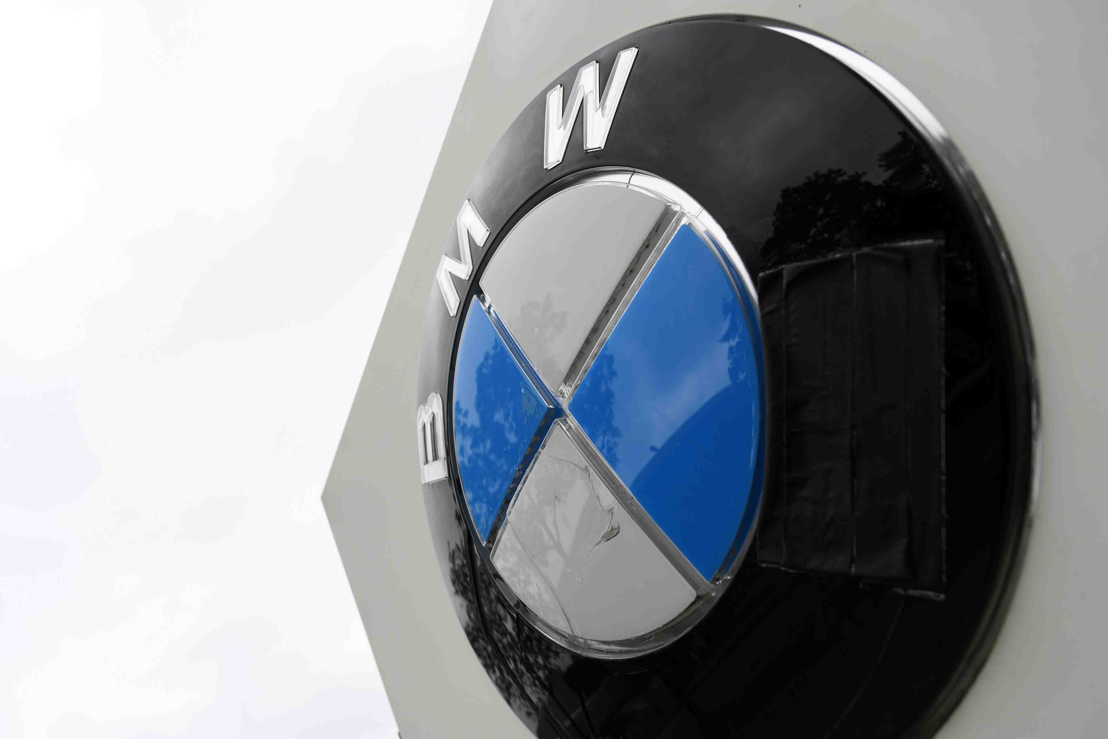 Bmw s'inquiete du risque pandemique apres un solide 3e trimestre, baisse du titre