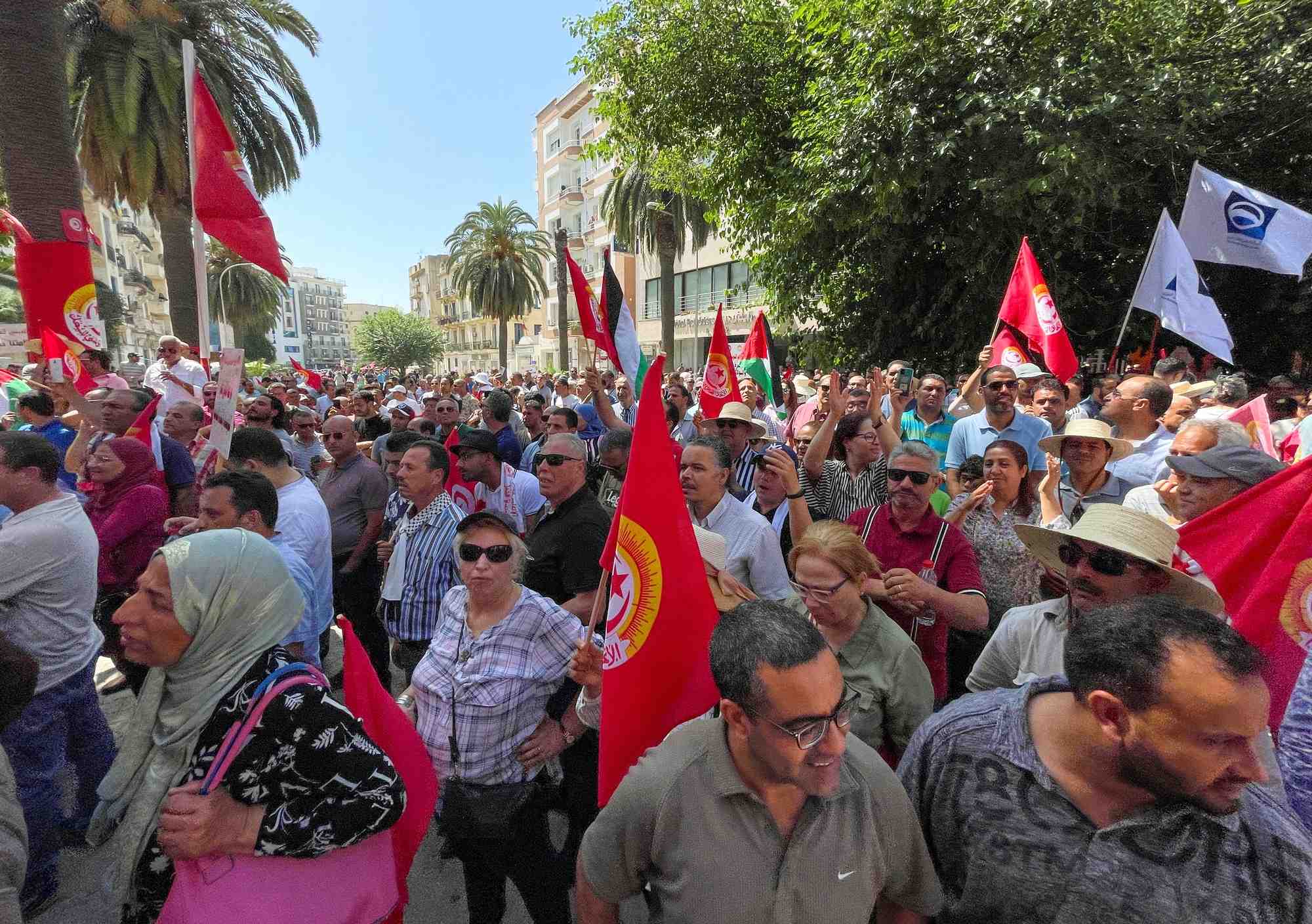 Les greves paralysent la tunisie, la pression s'accentue sur saied