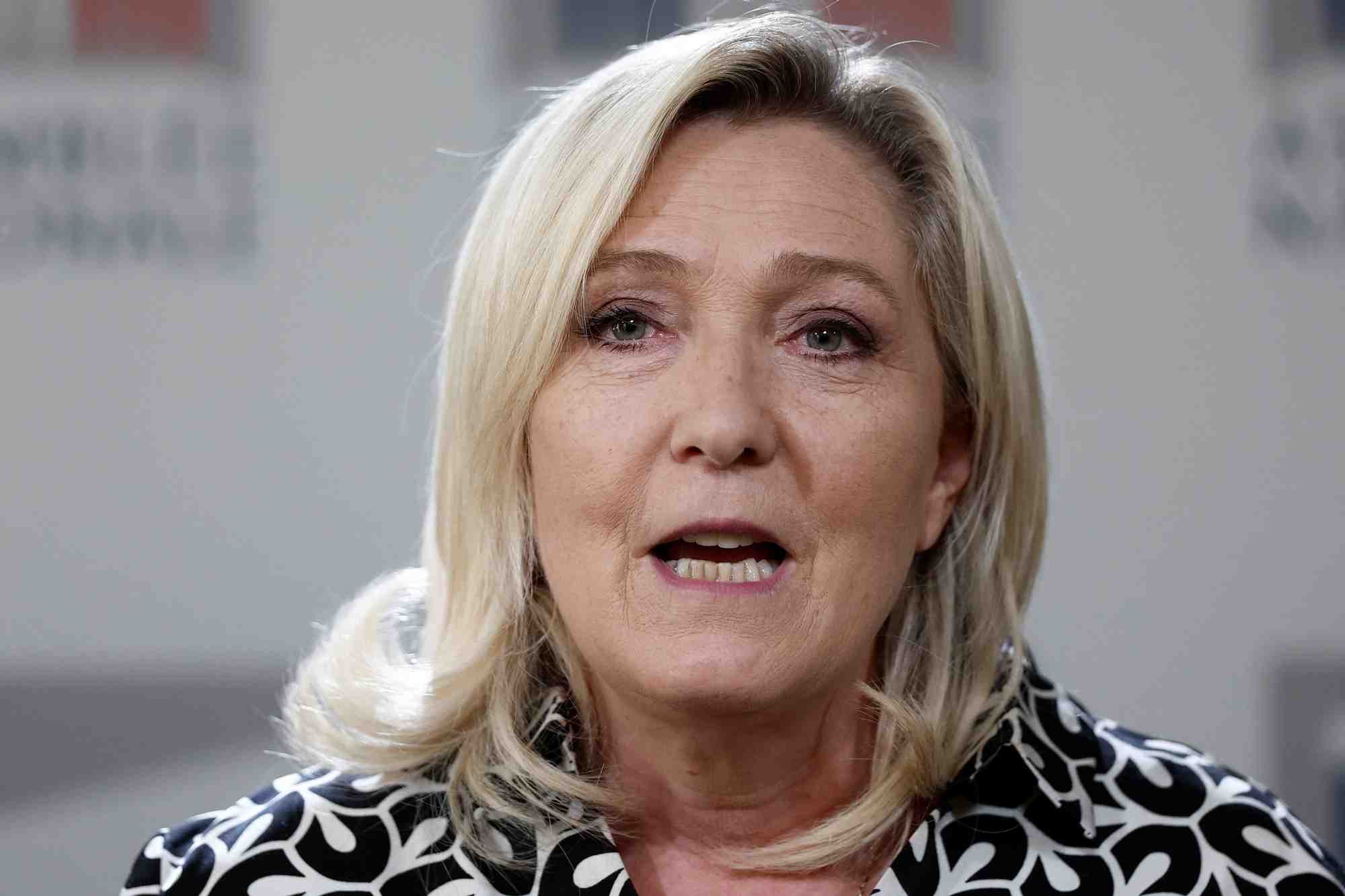 Marine le pen donne une conference de presse a l'assemblee nationale a paris