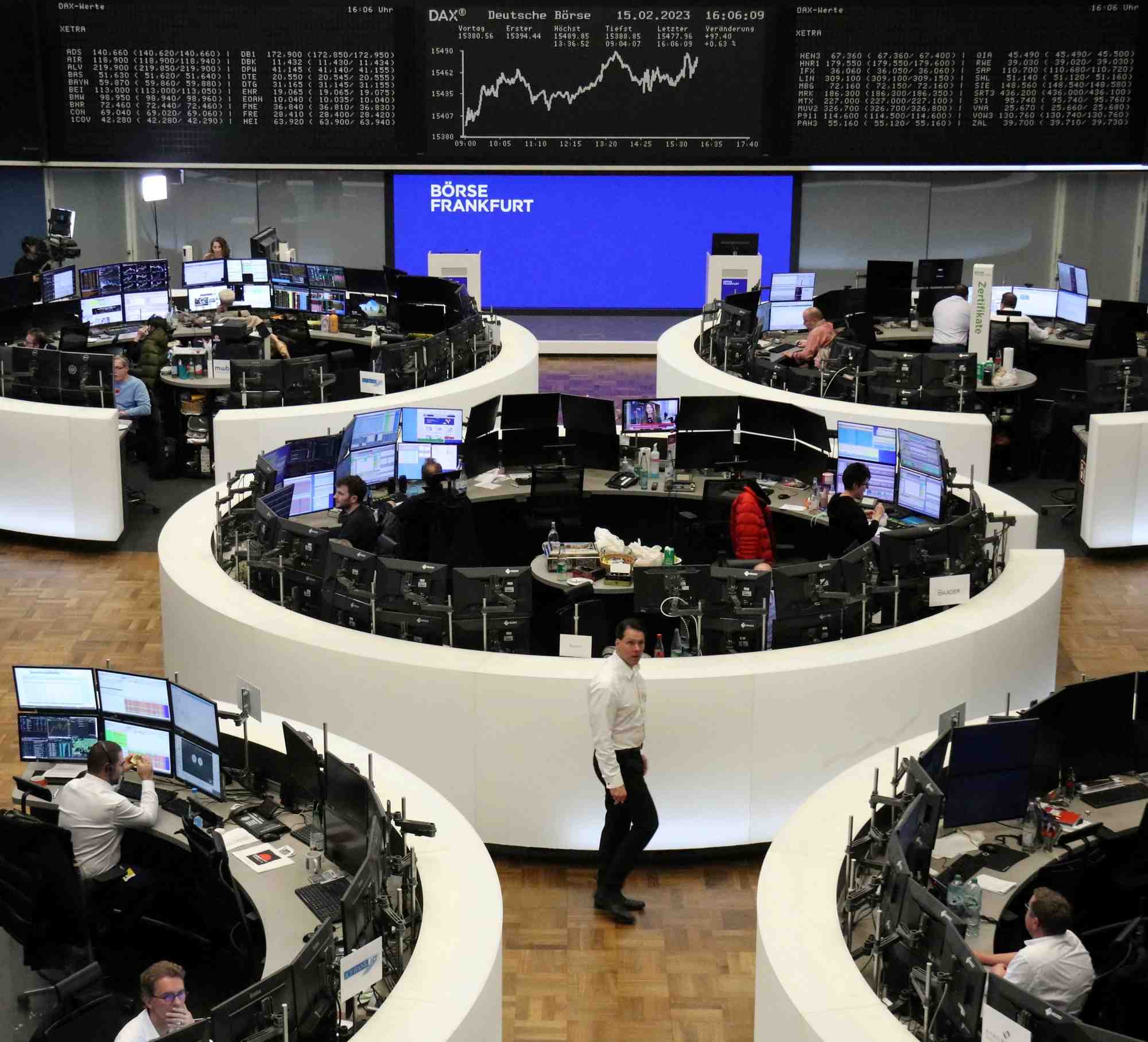 Photo des traders a la bourse de francfort