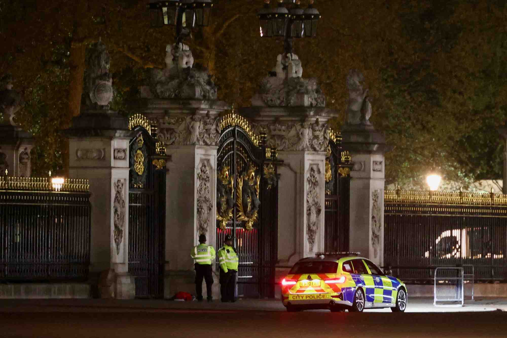 Des membres de la police montent la garde aux portes du palais de buckingham