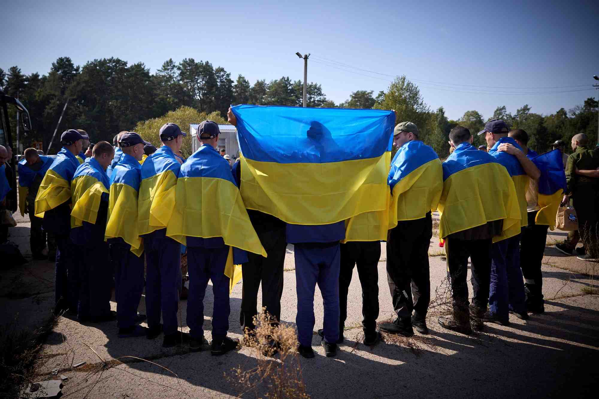 Des prisonniers de guerre ukrainiens sont vus apres un echange dans un lieu inconnu en ukraine.