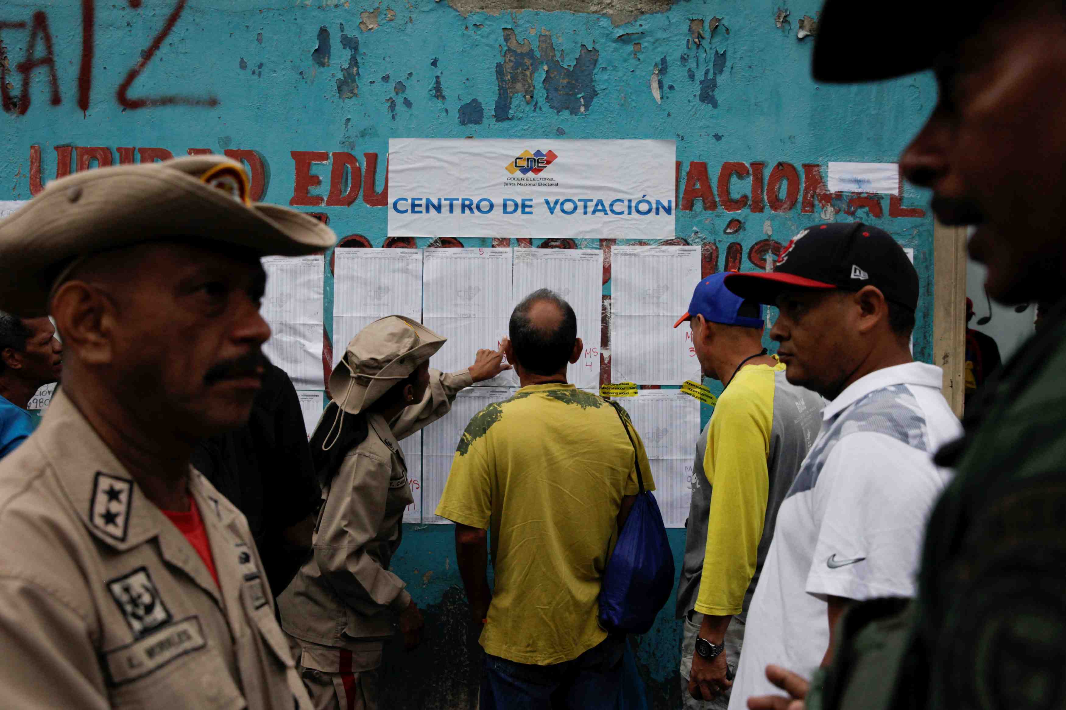 Le parti de maduro triomphe aux municipales, boycottees par l'opposition