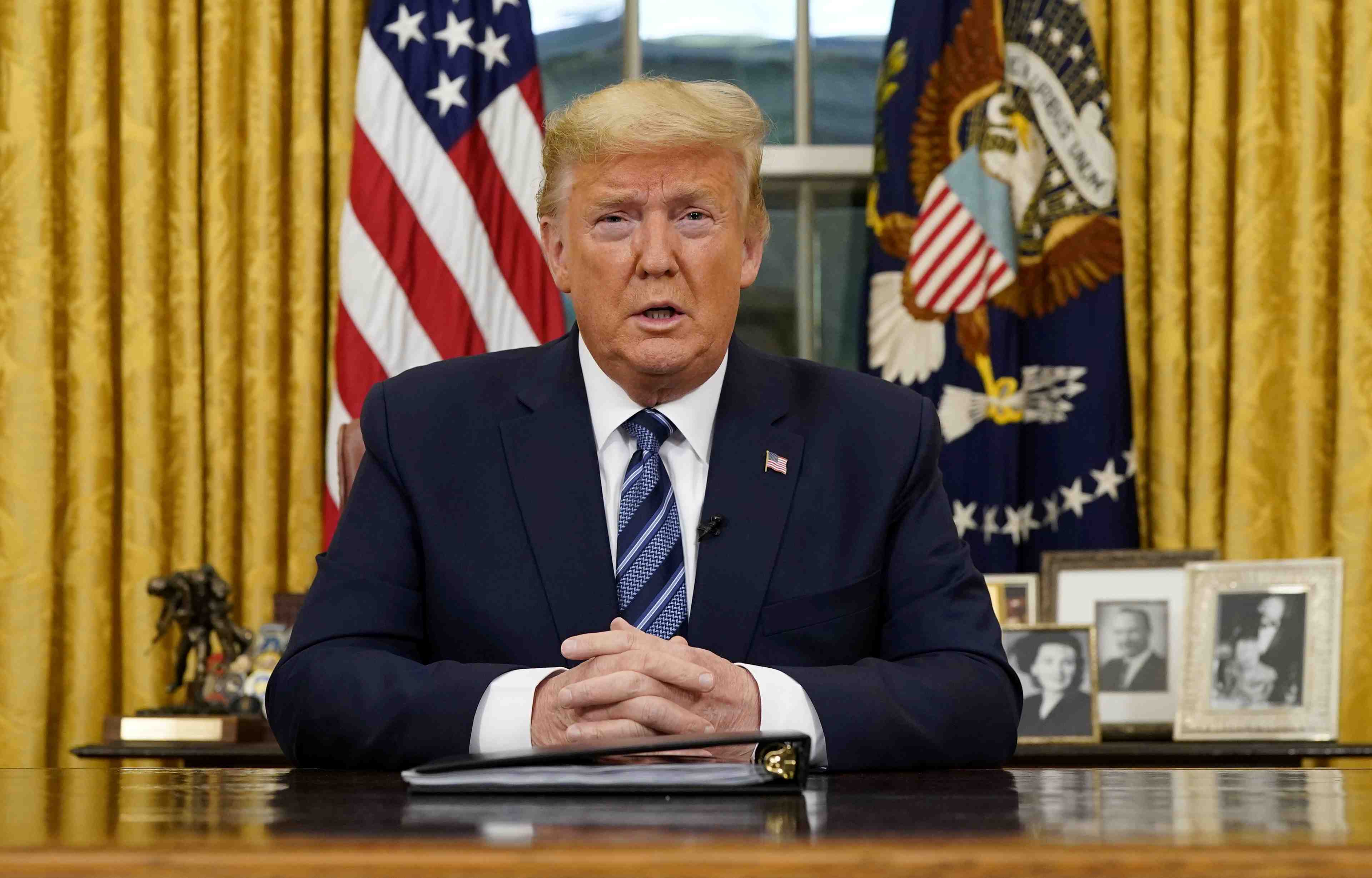Trump va ajouter la grande-bretagne et l'irlande au decret sur la suspension du transport aerien