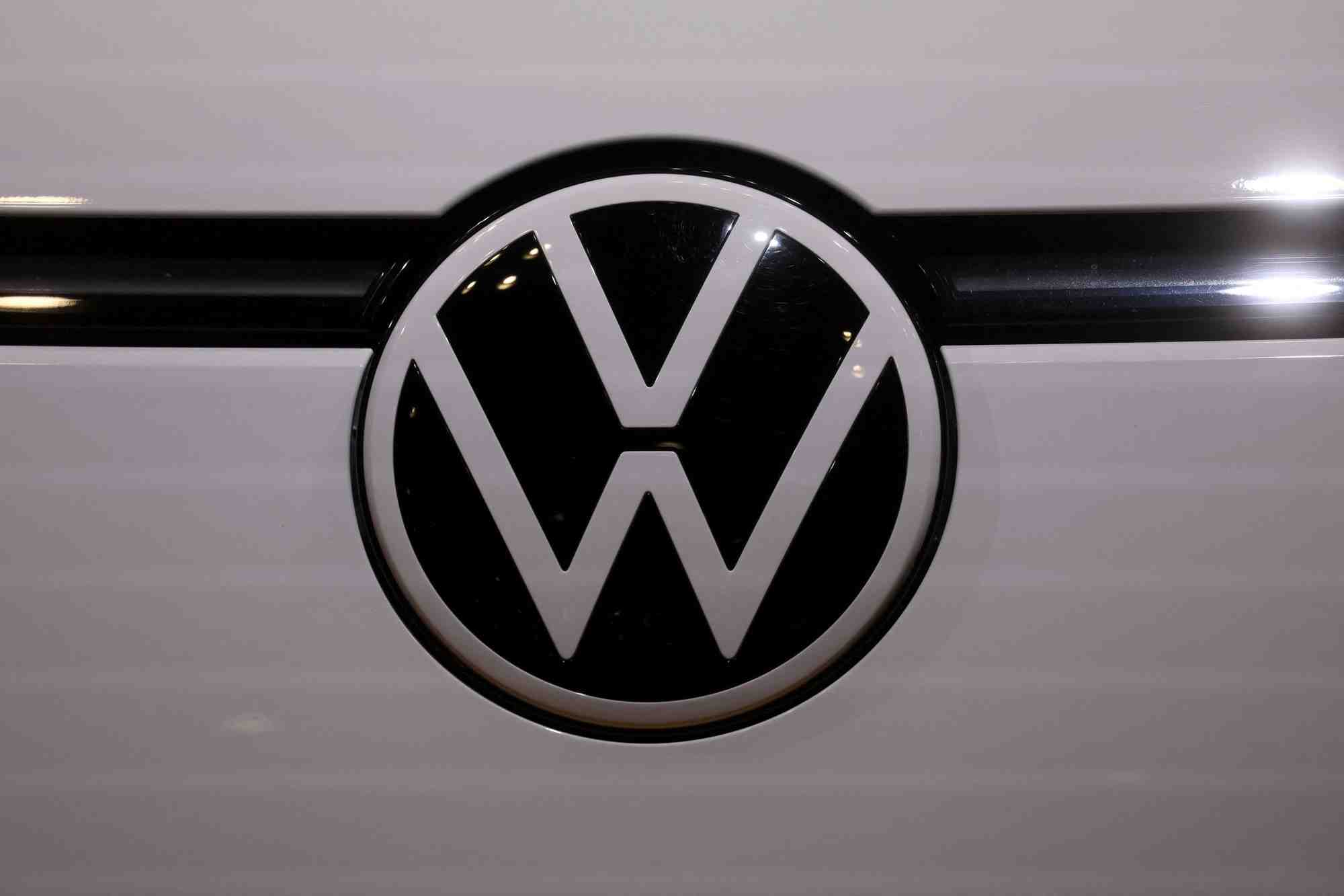 Le logo de volkswagen au salon international de l'automobile de new york.