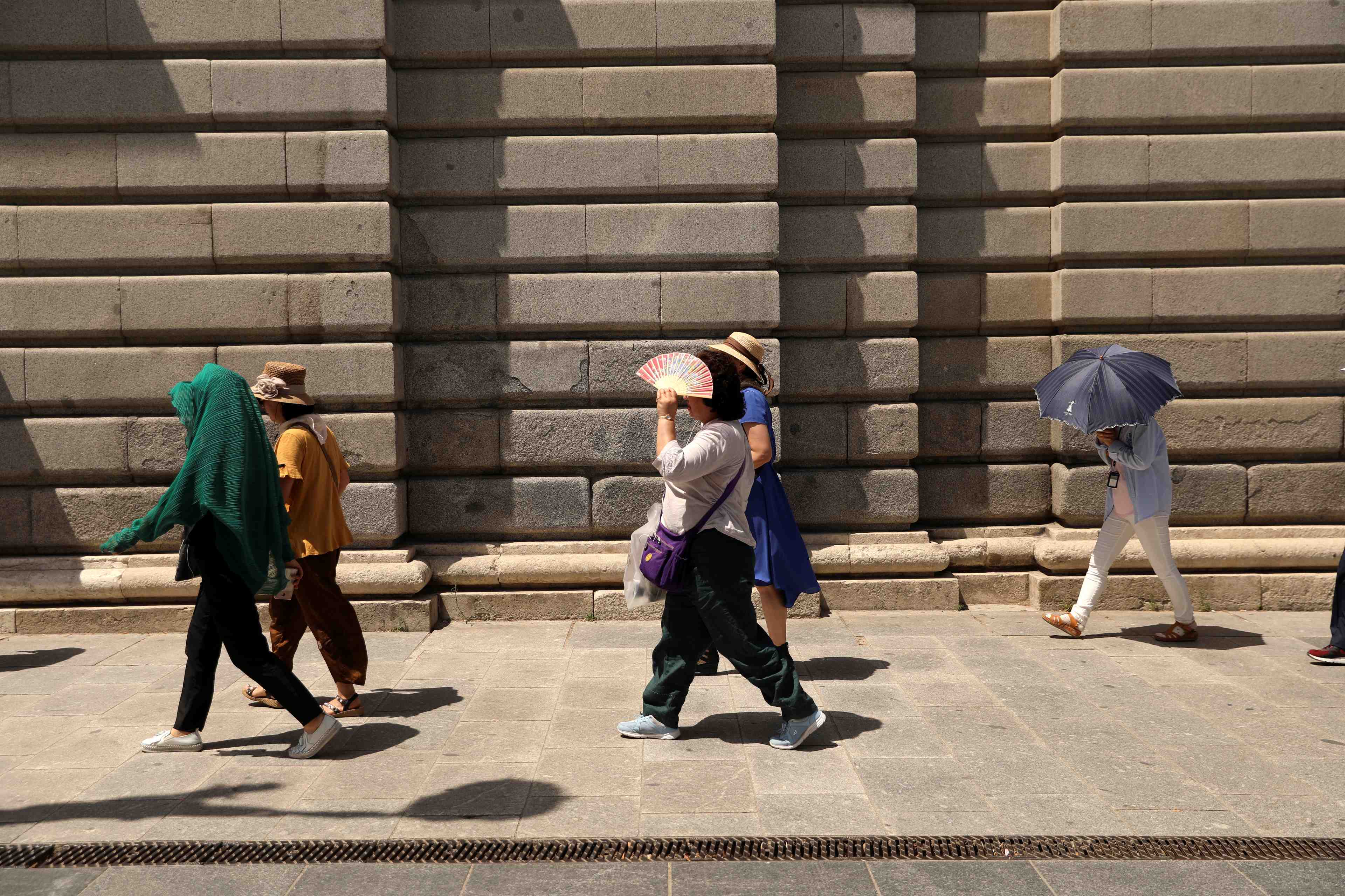 Photo d'archives : des touristes tentent de se proteger du soleil a madrid
