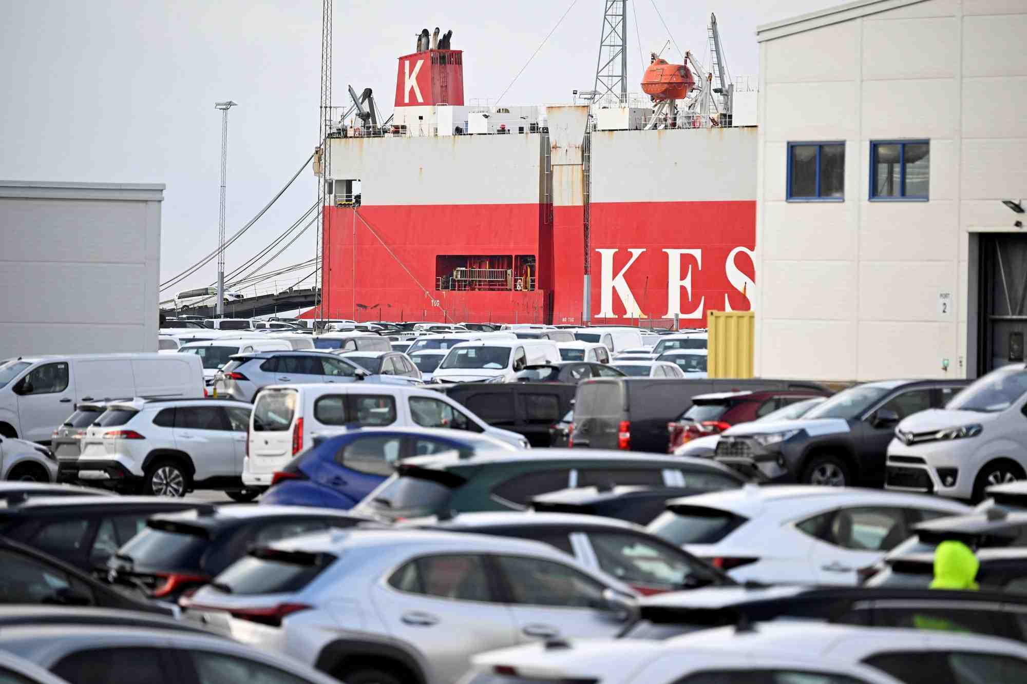 Le navire malacca highway a terre alors que des employes du port bloquent le chargement de vehicules tesla, a malmo