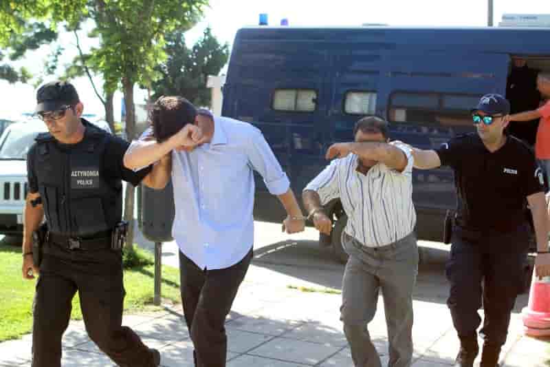 Huit militaires turcs en fuite comparaissent en grece