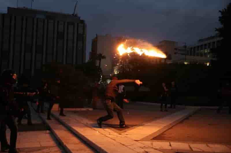 Echauffourees aux abords du parlement grec a athenes
