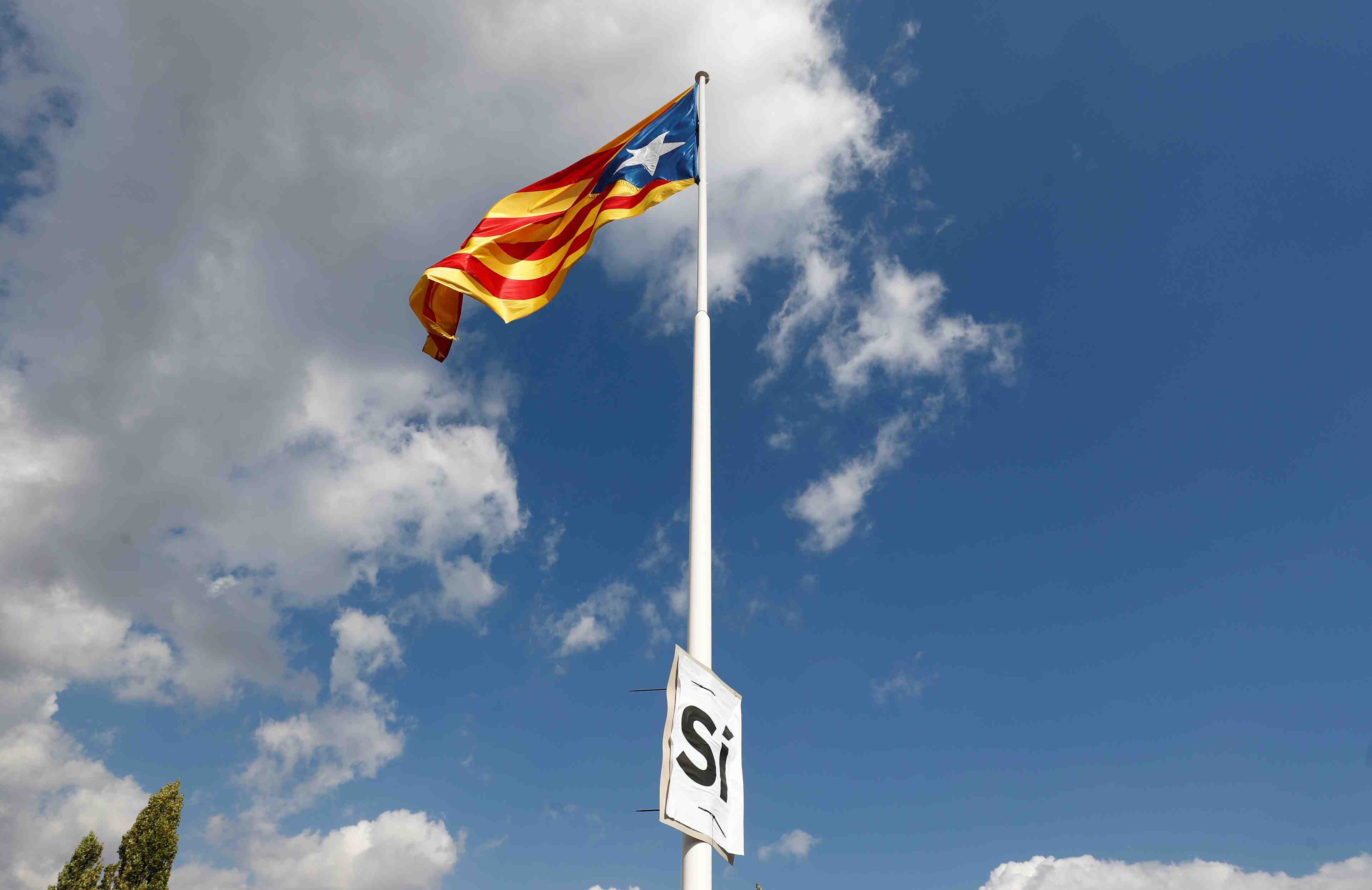 L'espagne accentue la pression sur l'executif catalan