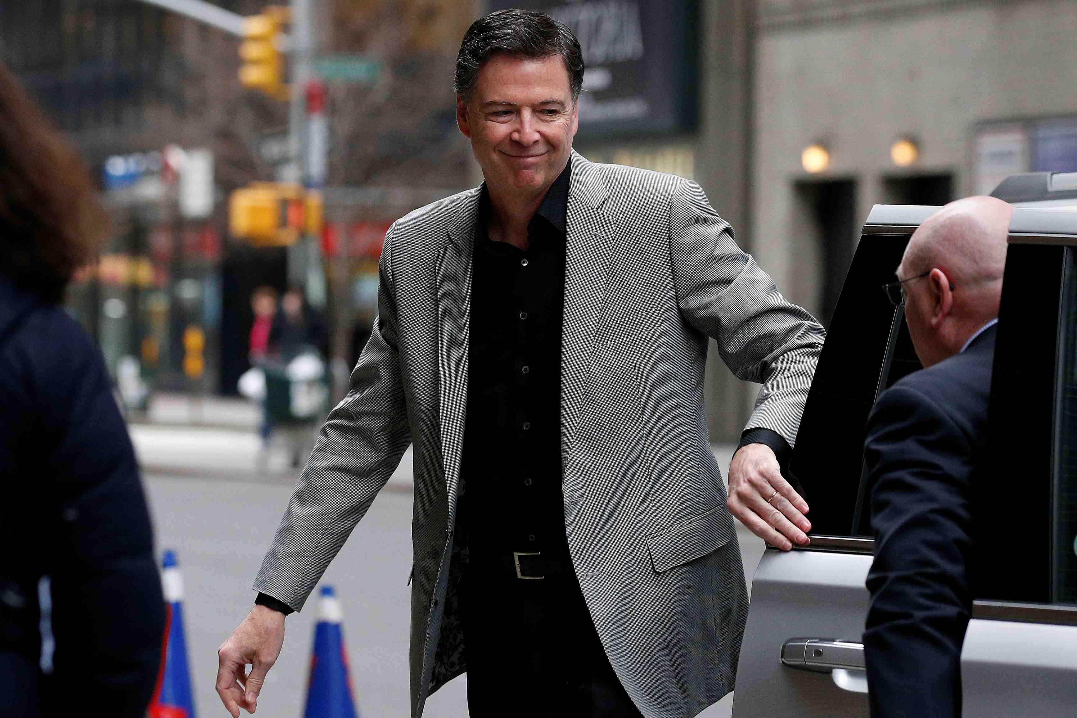 Comey n'a pas ete limoge a cause de l'enquete russe, dit trump