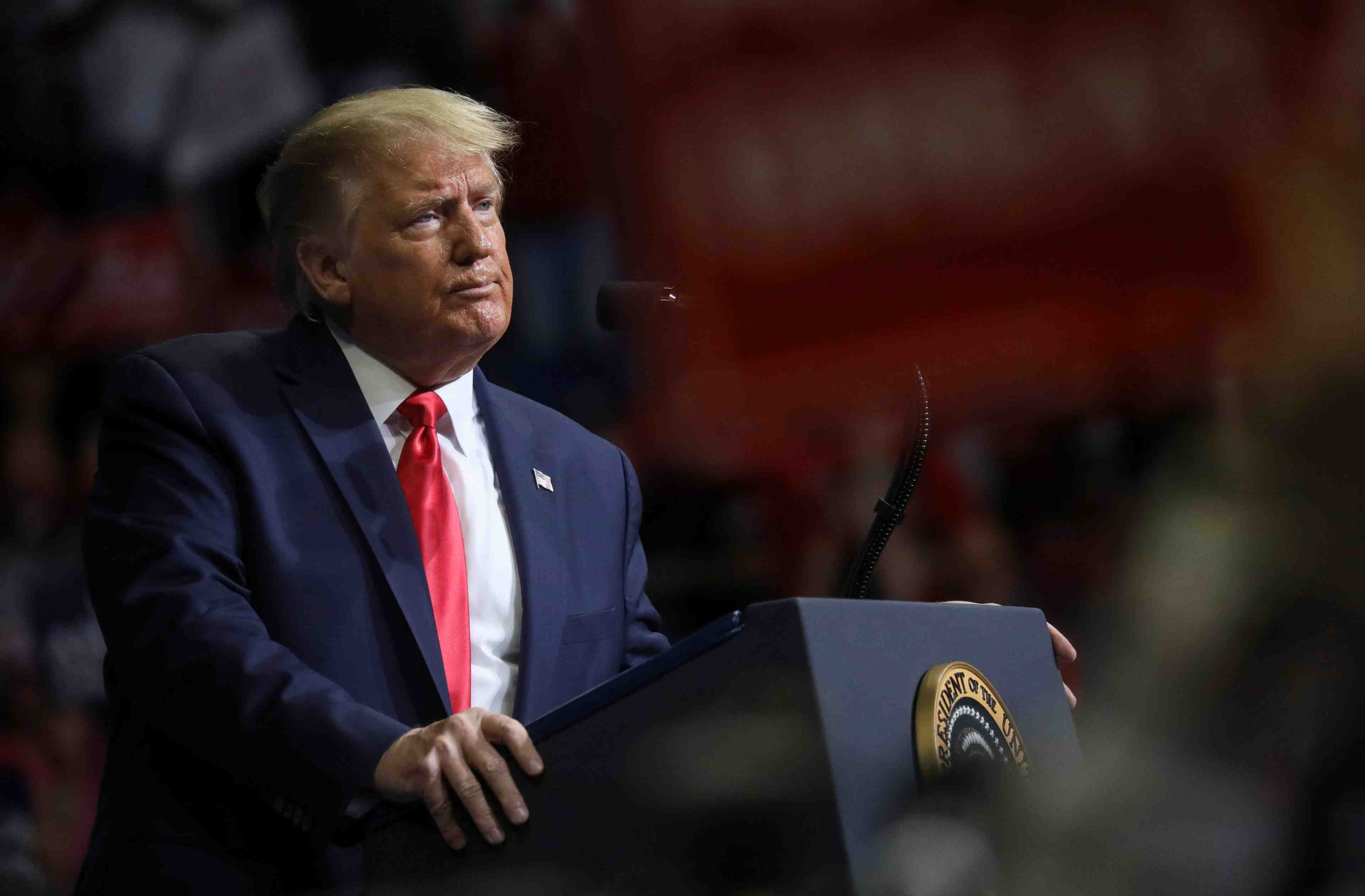 Six membres de l'equipe de campagne de trump positifs au coronavirus