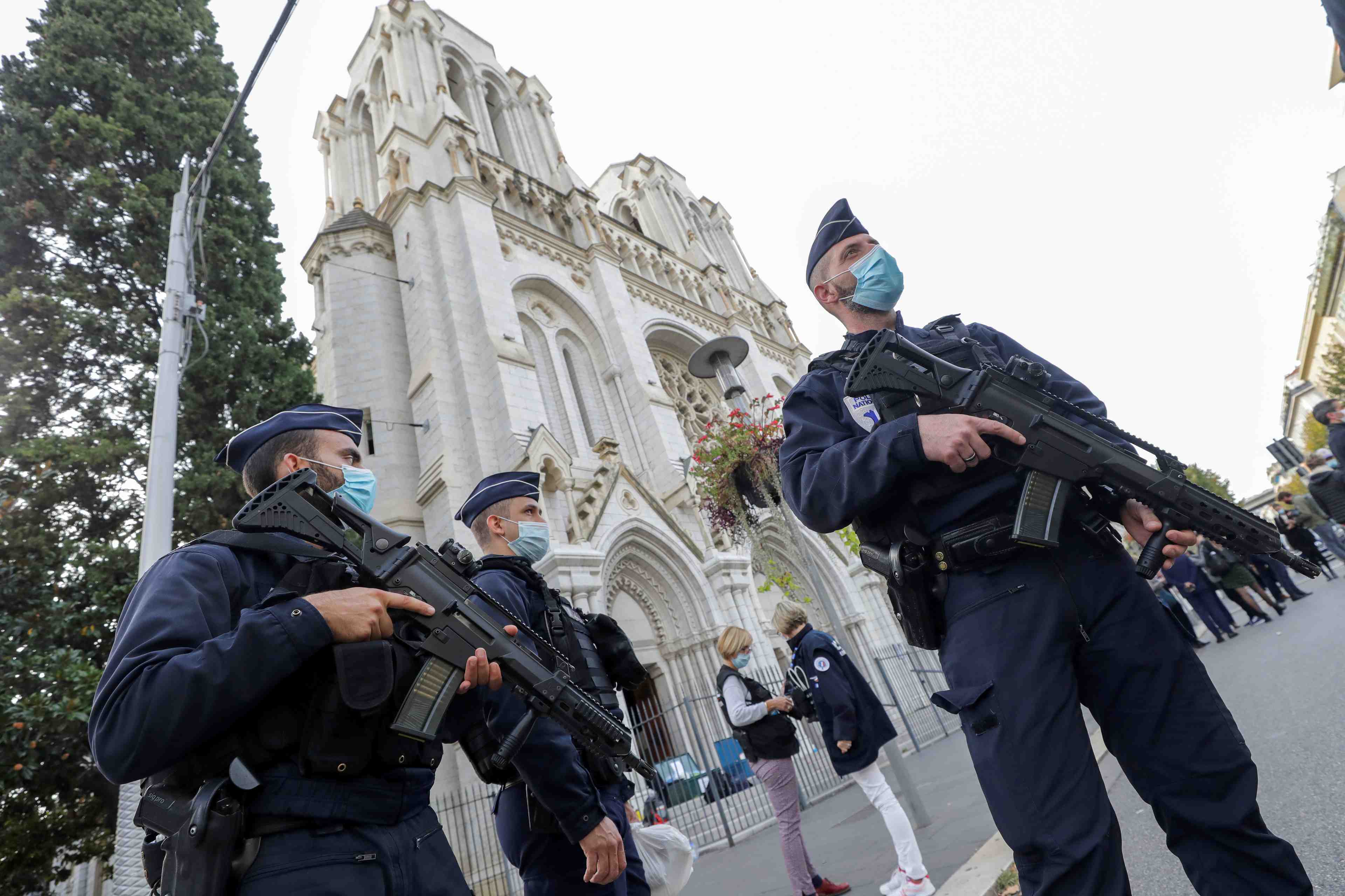 Nice: l'assaillant serait un tunisien de 21 ans, selon une source policiere