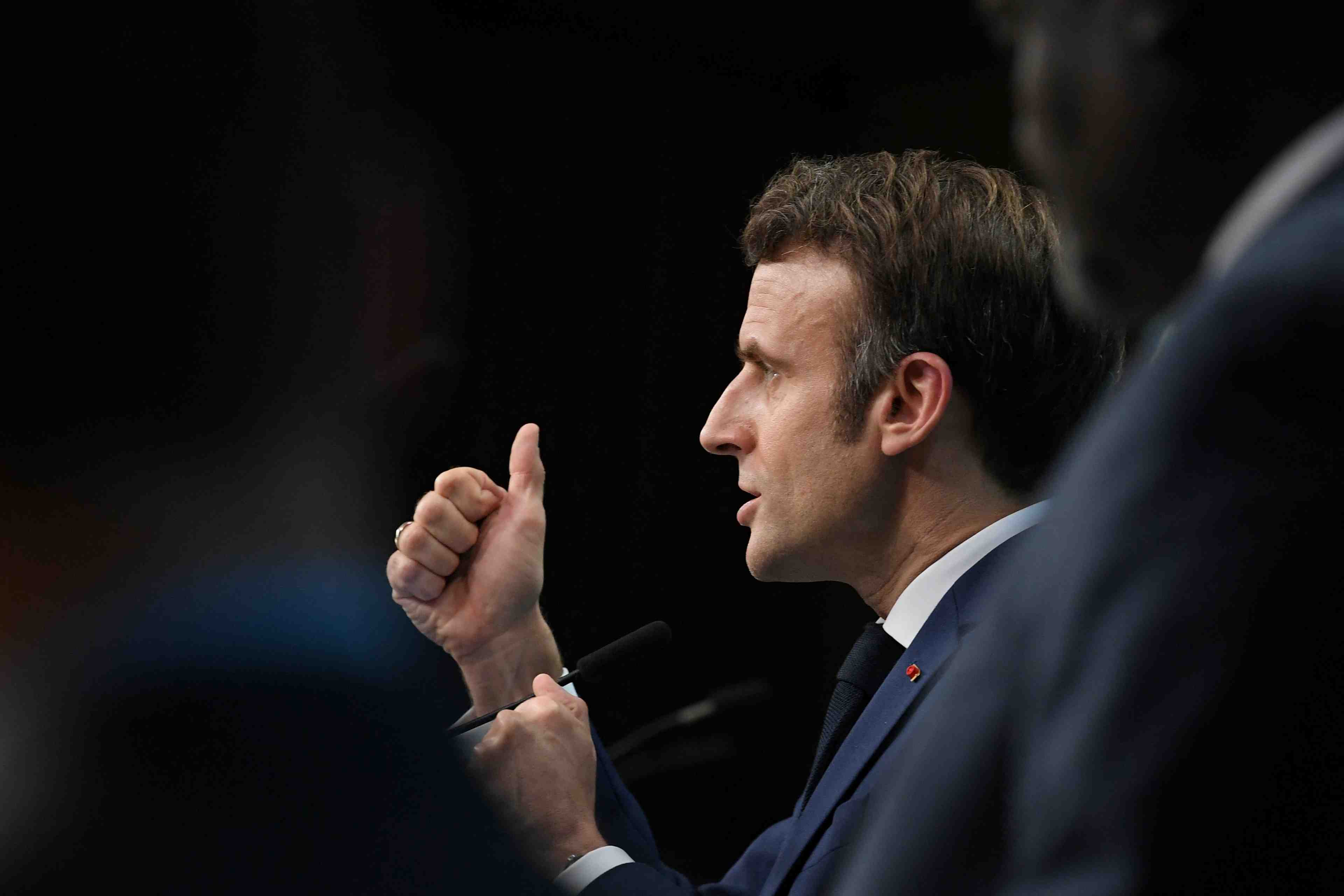 Ukraine: macron promet une reaction "sans faiblesse" face a la russie