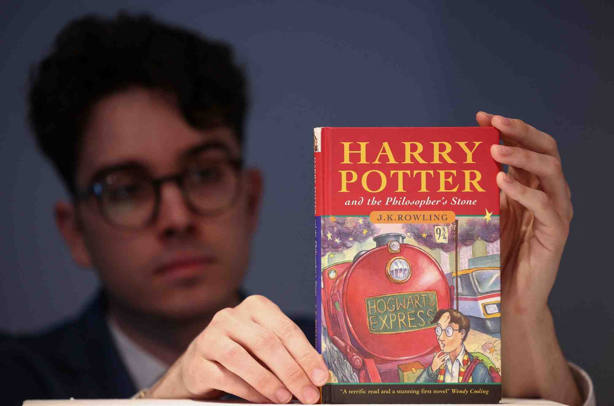 Grande-bretagne: un exemplaire de la premiere edition de "harry potter" en vente chez christie's