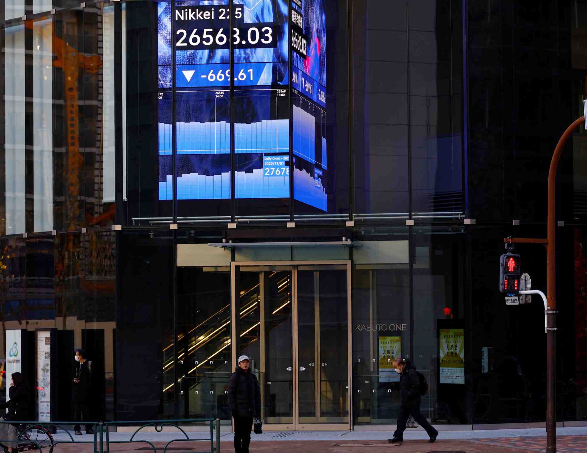 L'indice nikkei est affiche dans un quartier d'affaires de tokyo