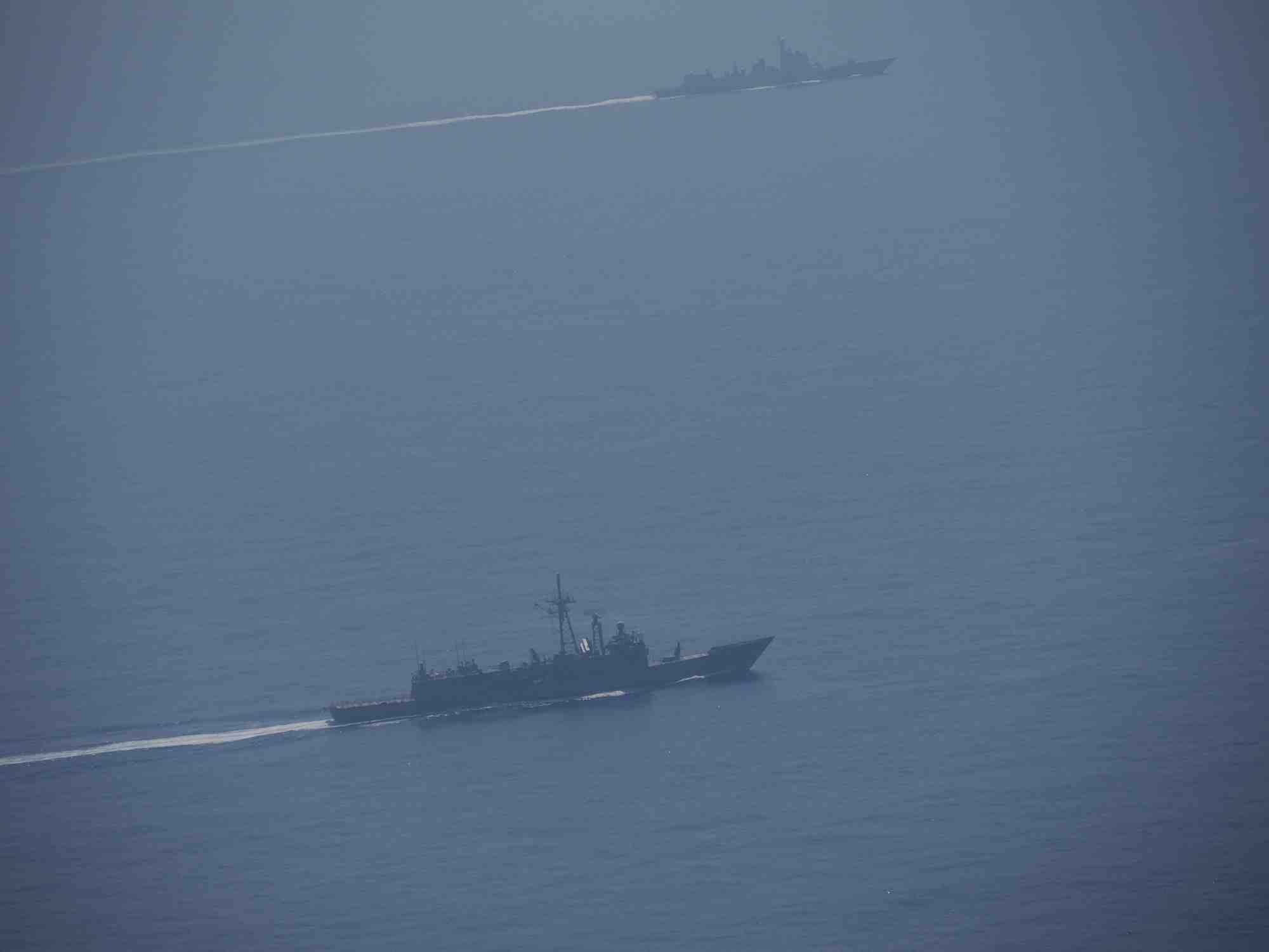 Des navires de guerre chinois sont photographies alors qu'ils naviguent a un endroit non divulgue dans les eaux autour de taiwan