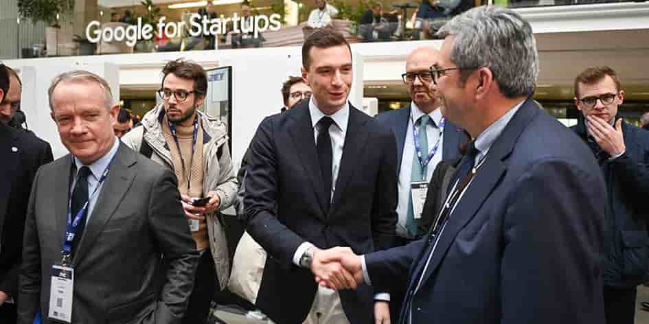Jordan Bardella lors d’une visite au salon Impact PME, à Paris le 30 novembre 2023.