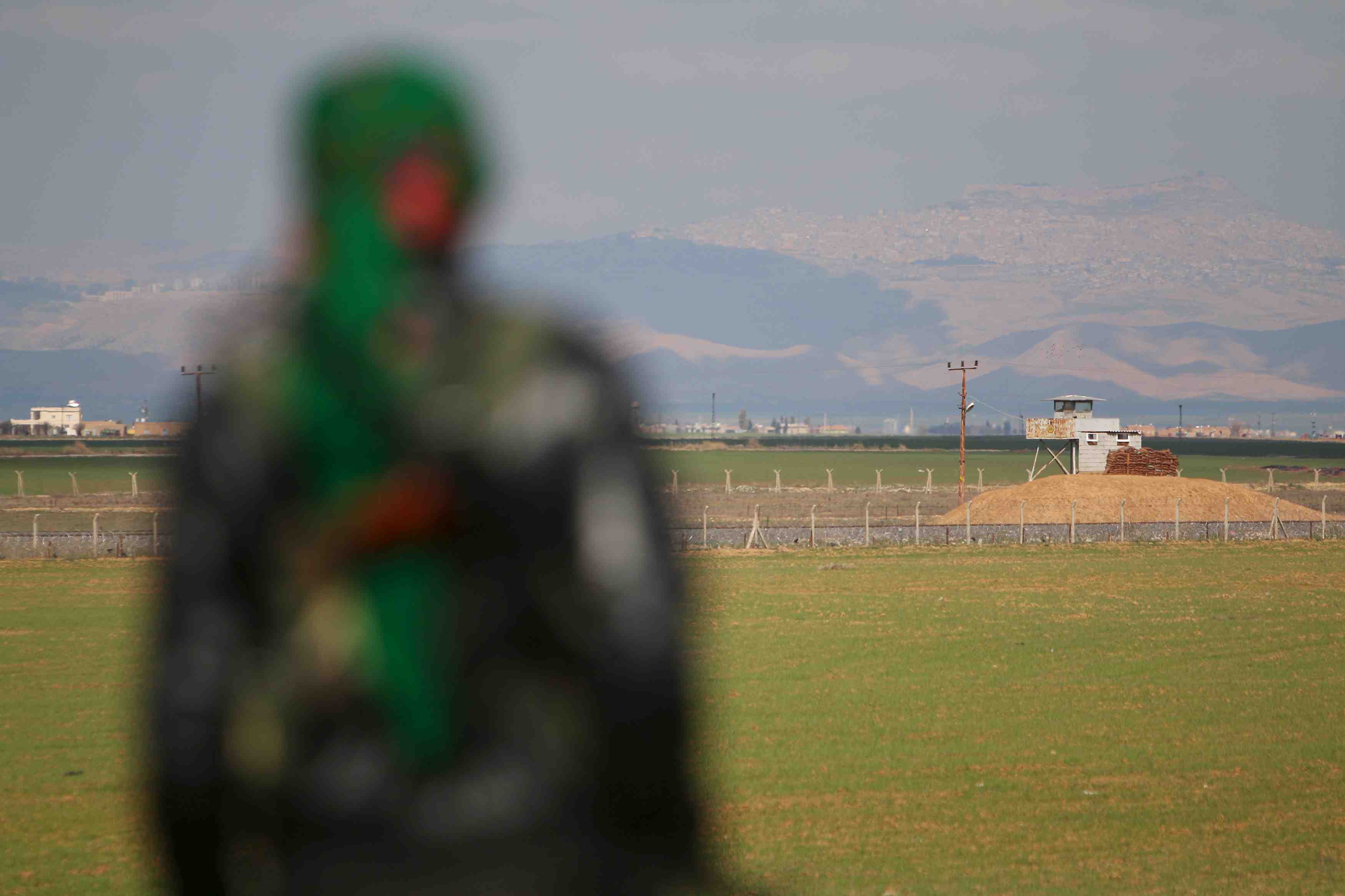 Les kurdes des ypg invitent l'armee syrienne a se deployer a manbij