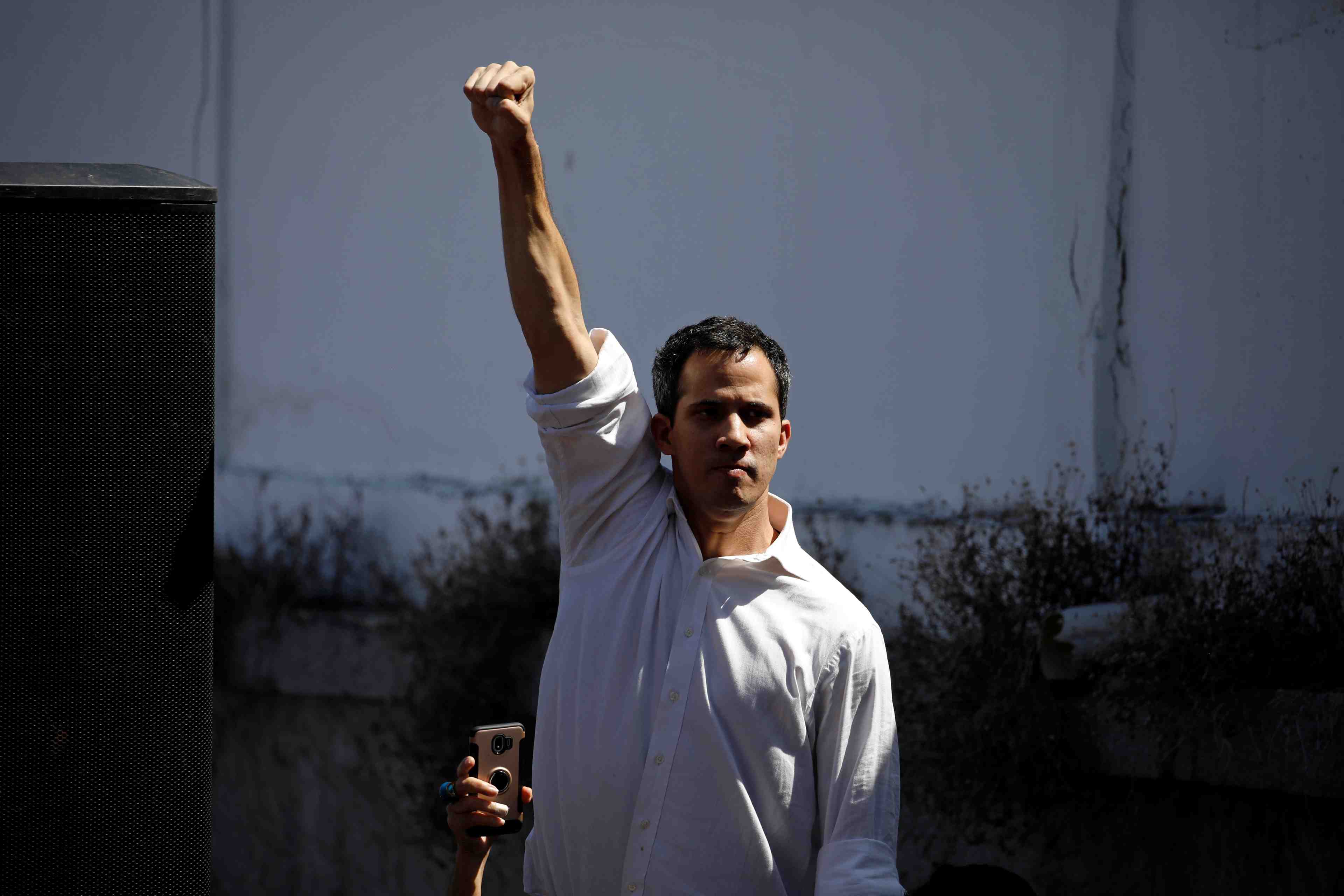 L'opposant venezuelien juan guaido brievement interpelle