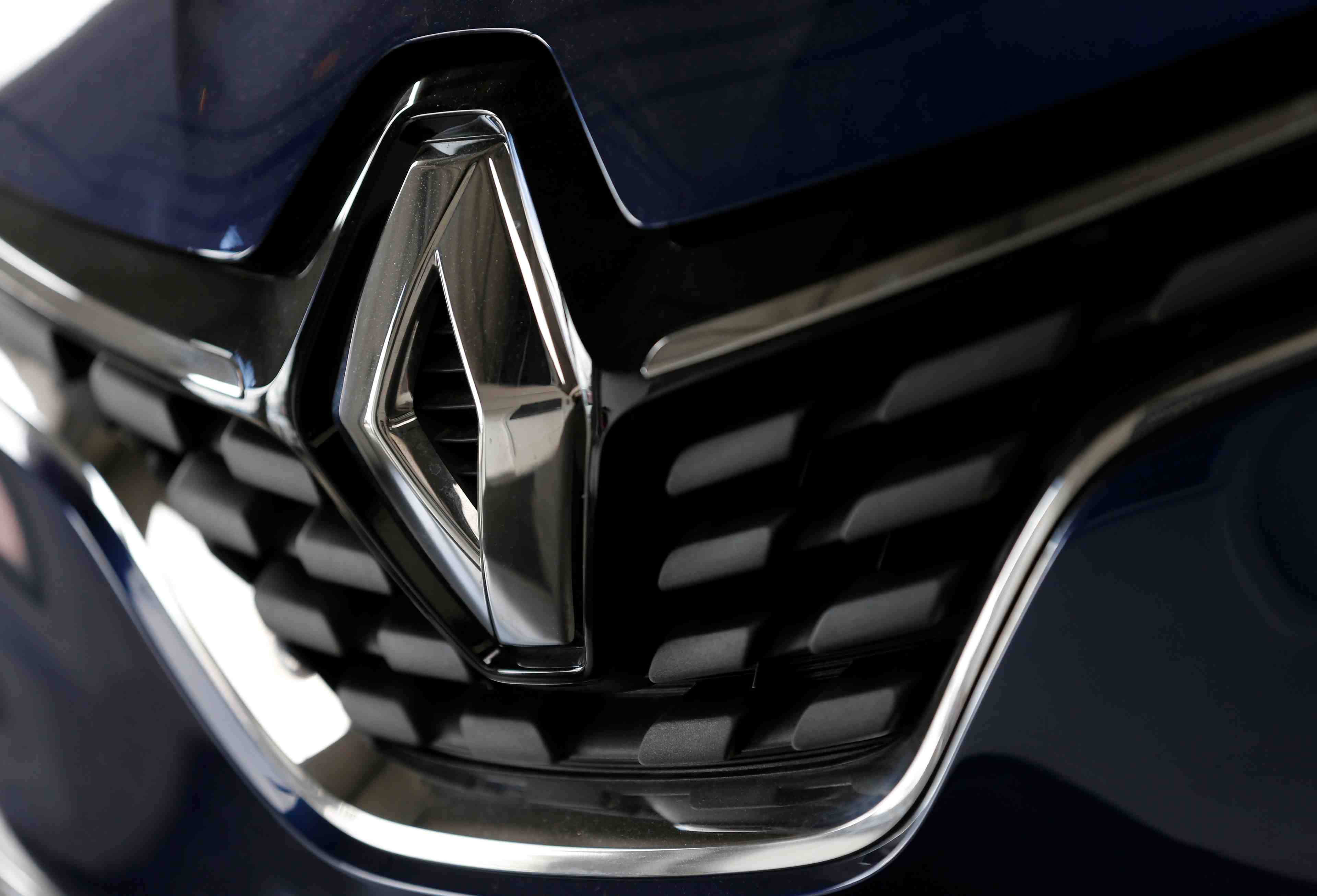 L'avenir de renault n'est pas une question de personnes, dit bollore