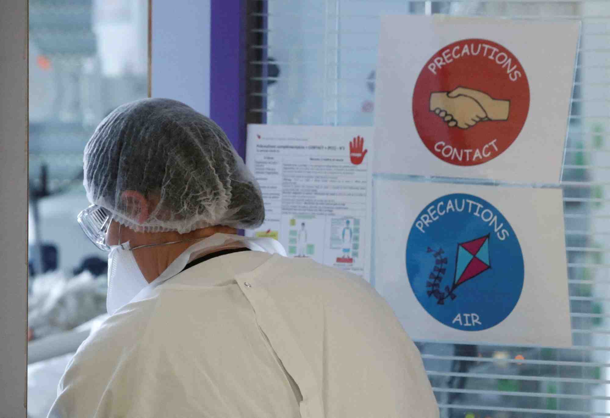 France: macron evoque une possible levee du "pass vaccinal" dans les hopitaux