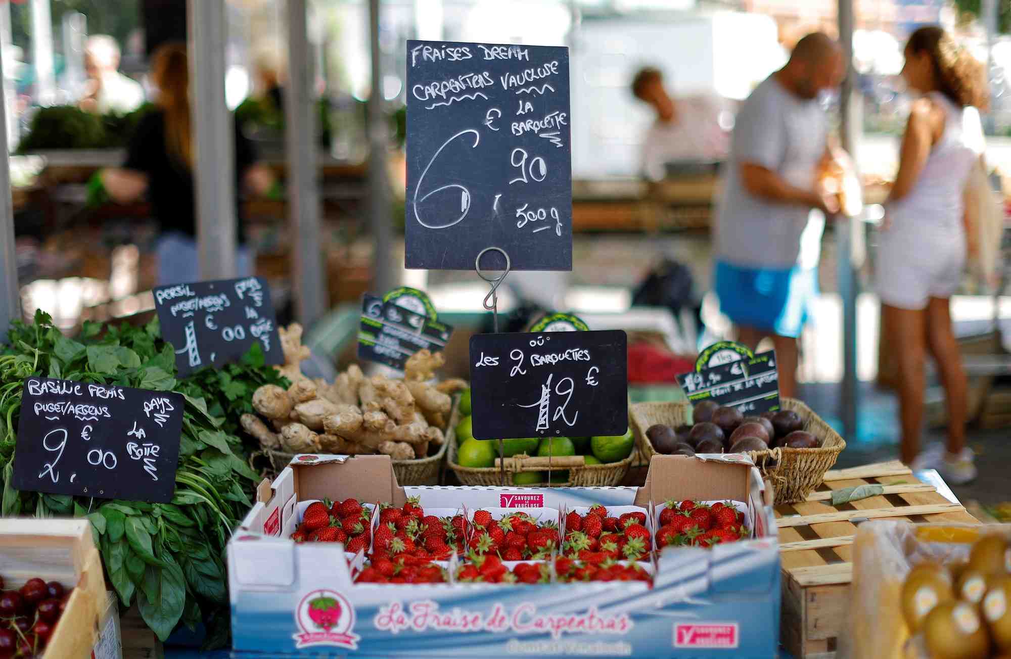 Les etiquettes de prix sont visibles sur un marche local a nice