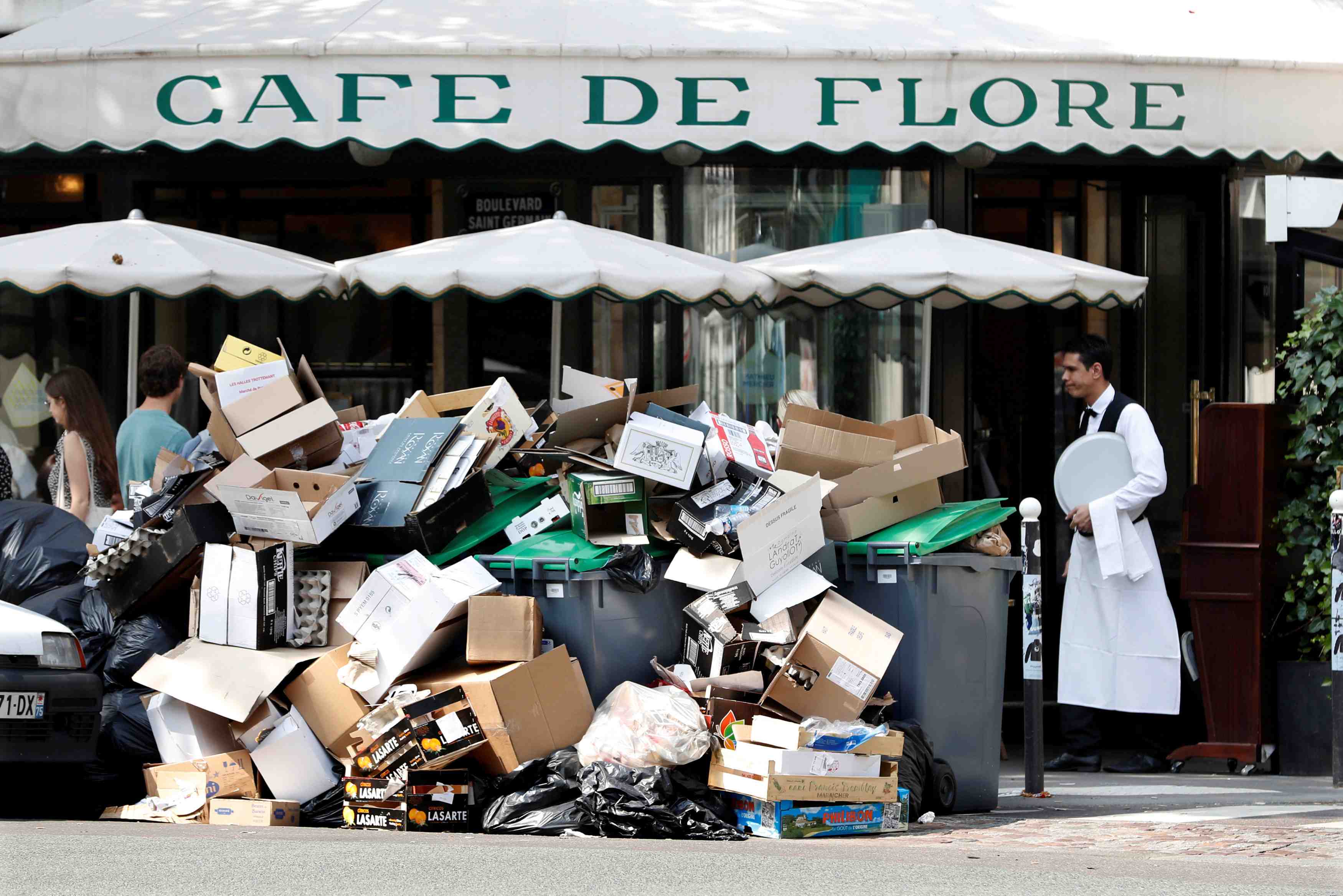 Les immondices s'accumulent a paris a la veille de l'euro